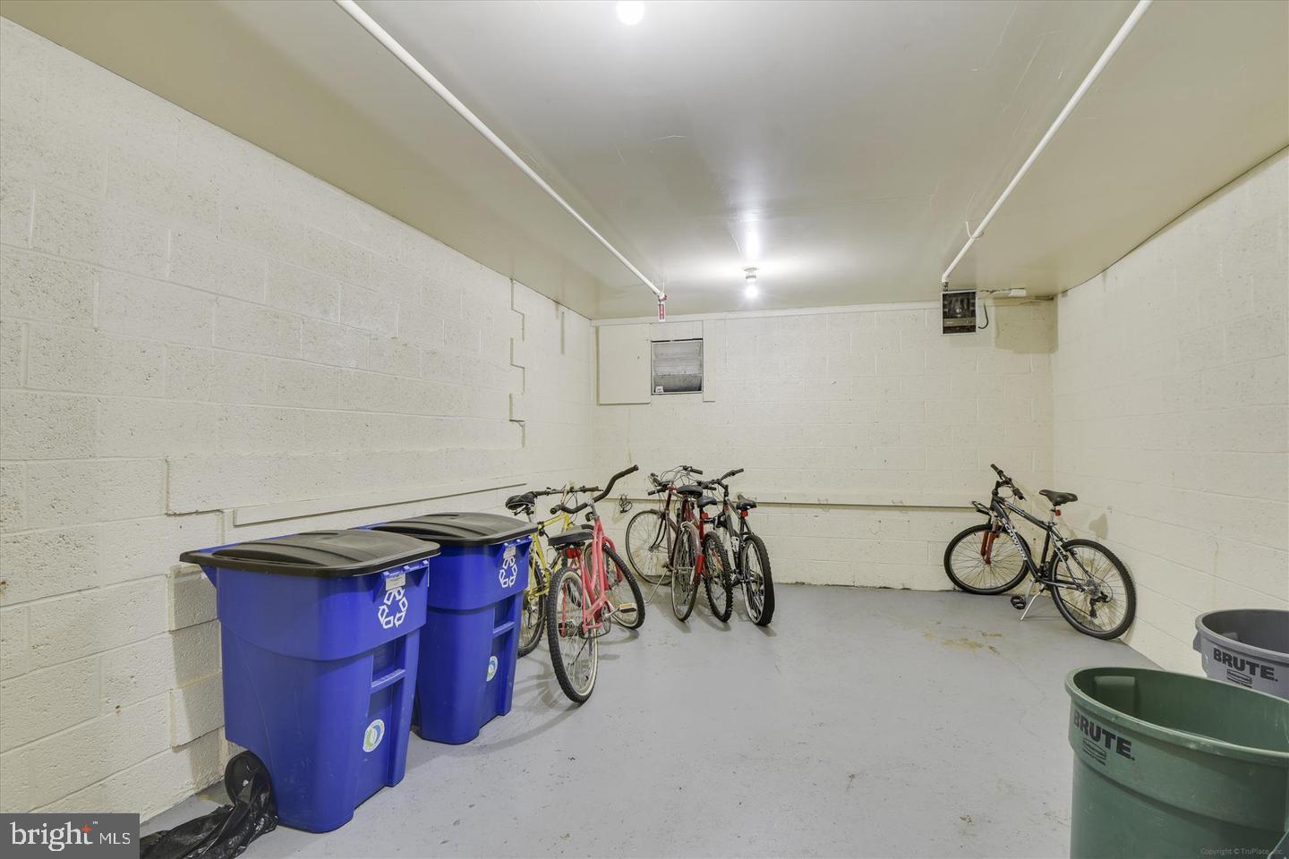 RIVA COMMONS - Residential Lease