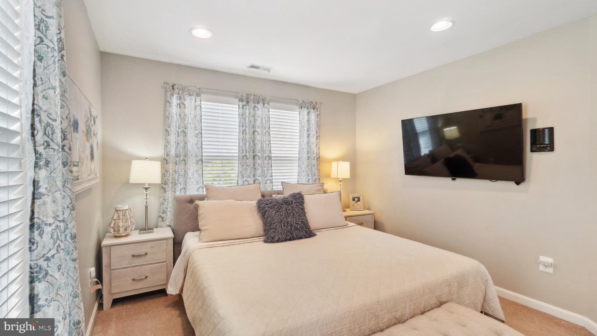 EAST VALLEY OAKS - Residential