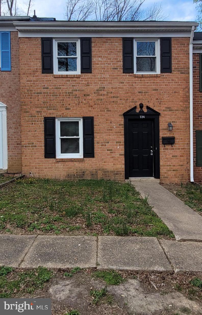 Updated and modern, this 3-bedroom, 1.5 bathroom townhouse is move in ready.  NO PETS permitted. Kitchen and separate dining room, living room and powder room on the main level.

Criminal background check is required by property owner association. Tenants are responsible for all utilities, which include water/sewer, gas, electric and trash removal.