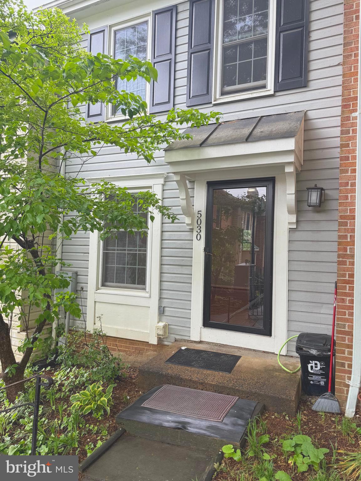 Turn-key Townhouse for rent in Highly Sought After South Arlington.
This move-in-ready townhouse featuring freshly polished hardwood floors, brand new carpet throughout and fresh paint in every room, this home is ready for immediate occupancy.