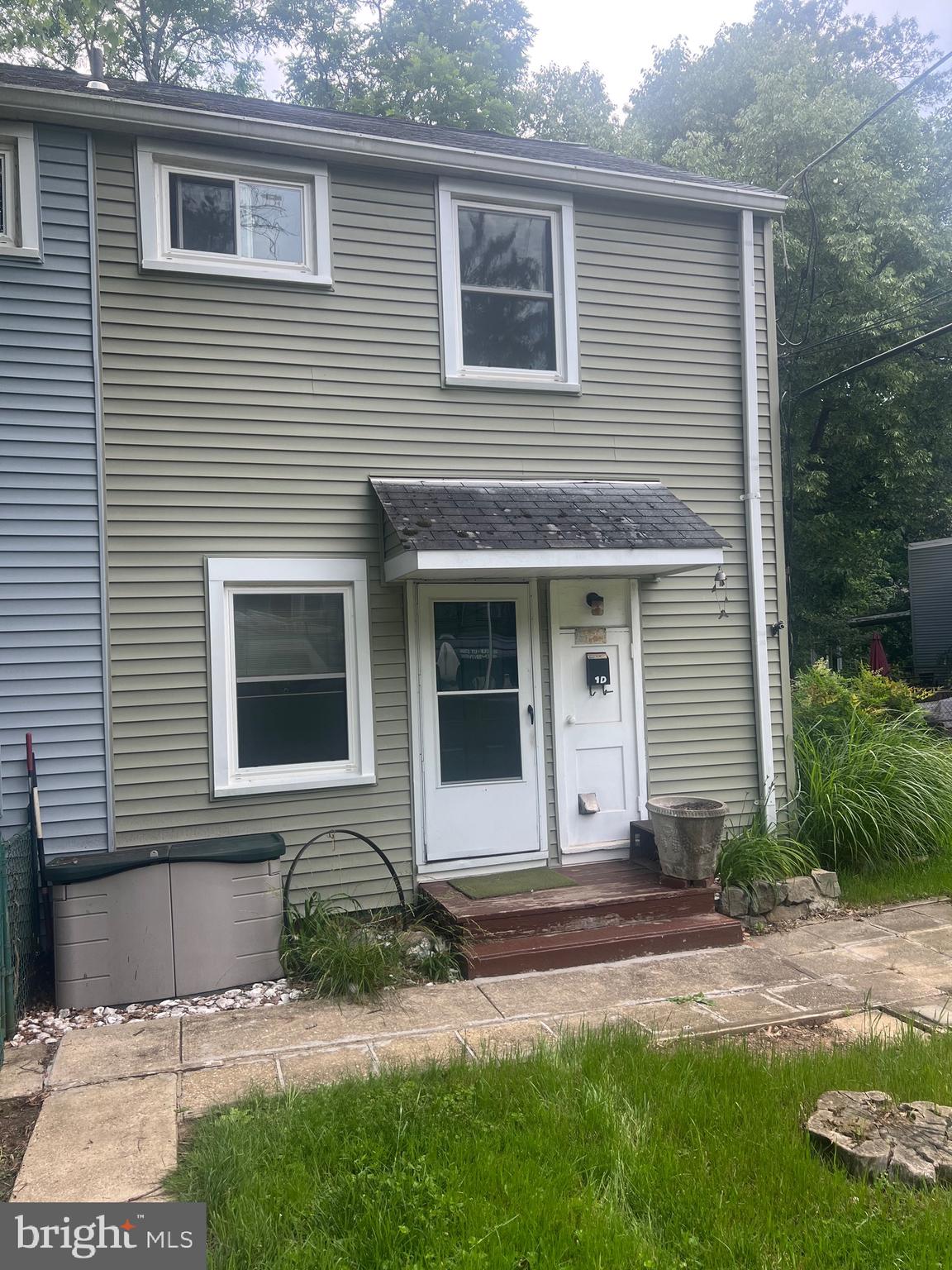 2 bedroom 1 bath end townhome in Historic Greenbelt.