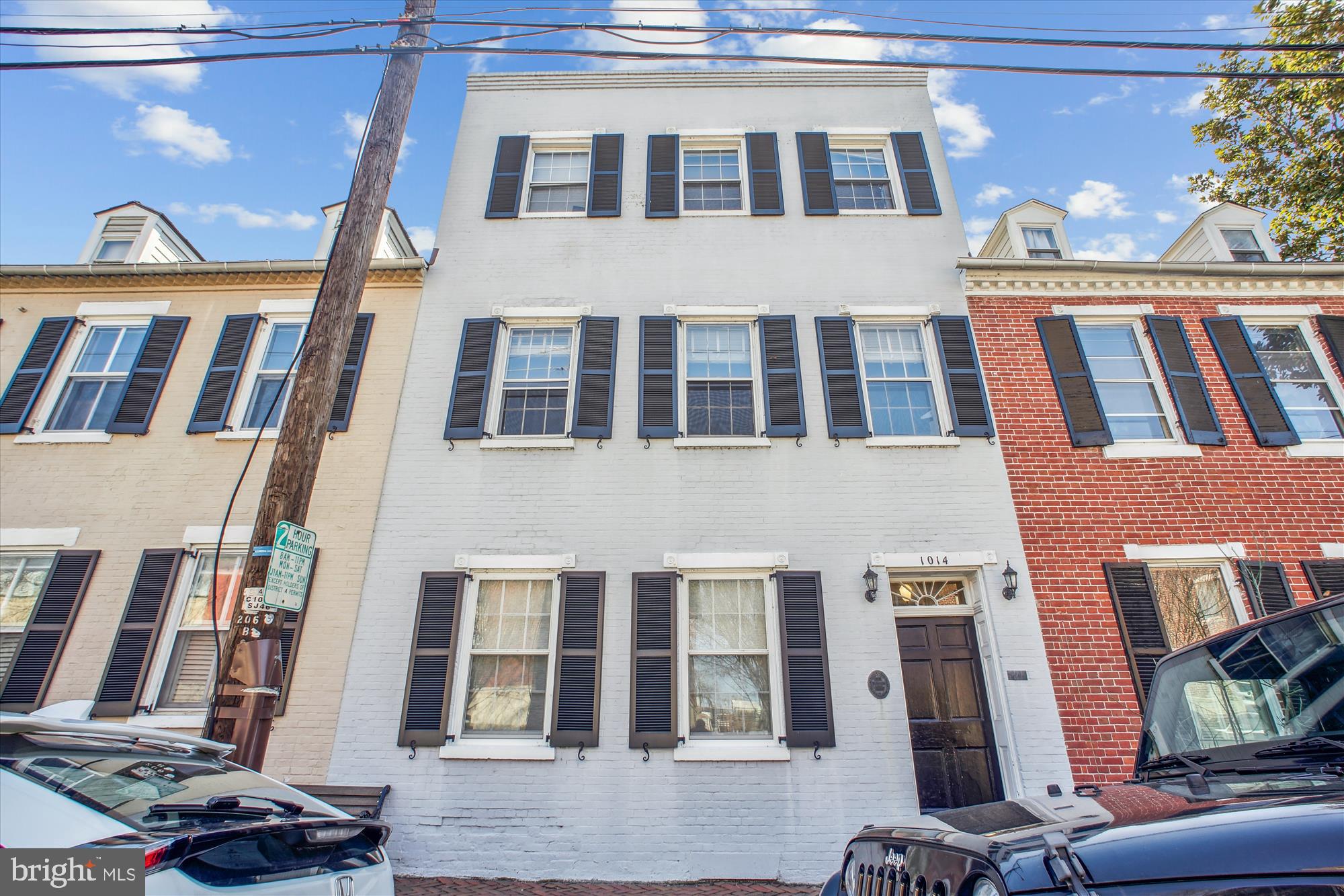 This beautifully updated 1-bedroom, 1-bathroom apartment (+ STORAGE!!)  is perfectly situated in Historic Old Town Alexandria, just one block from King Street’s shops and restaurants. This first floor unit boasts original hardwood floors, a sleek stainless-steel appliances, and the convenience of an in-unit dual washer/dryer.
Additional perks include a private storage unit and access to larger laundry facilities within the complex. Enjoy the charming courtyard entertaining areas and a pet-friendly community. Water, trash pickup, and common area maintenance are included in the rent.
Unbeatable location—walk to Whole Foods, Safeway, King Street Metro, the Potomac Waterfront, the Mt. Vernon Trail, and the Saturday farmers market. Nearby parks, dog parks, and fitness centers add to the convenience.
Don’t miss out on this rare rental opportunity in one of Alexandria’s most sought-after neighborhoods! Schedule your showing today!