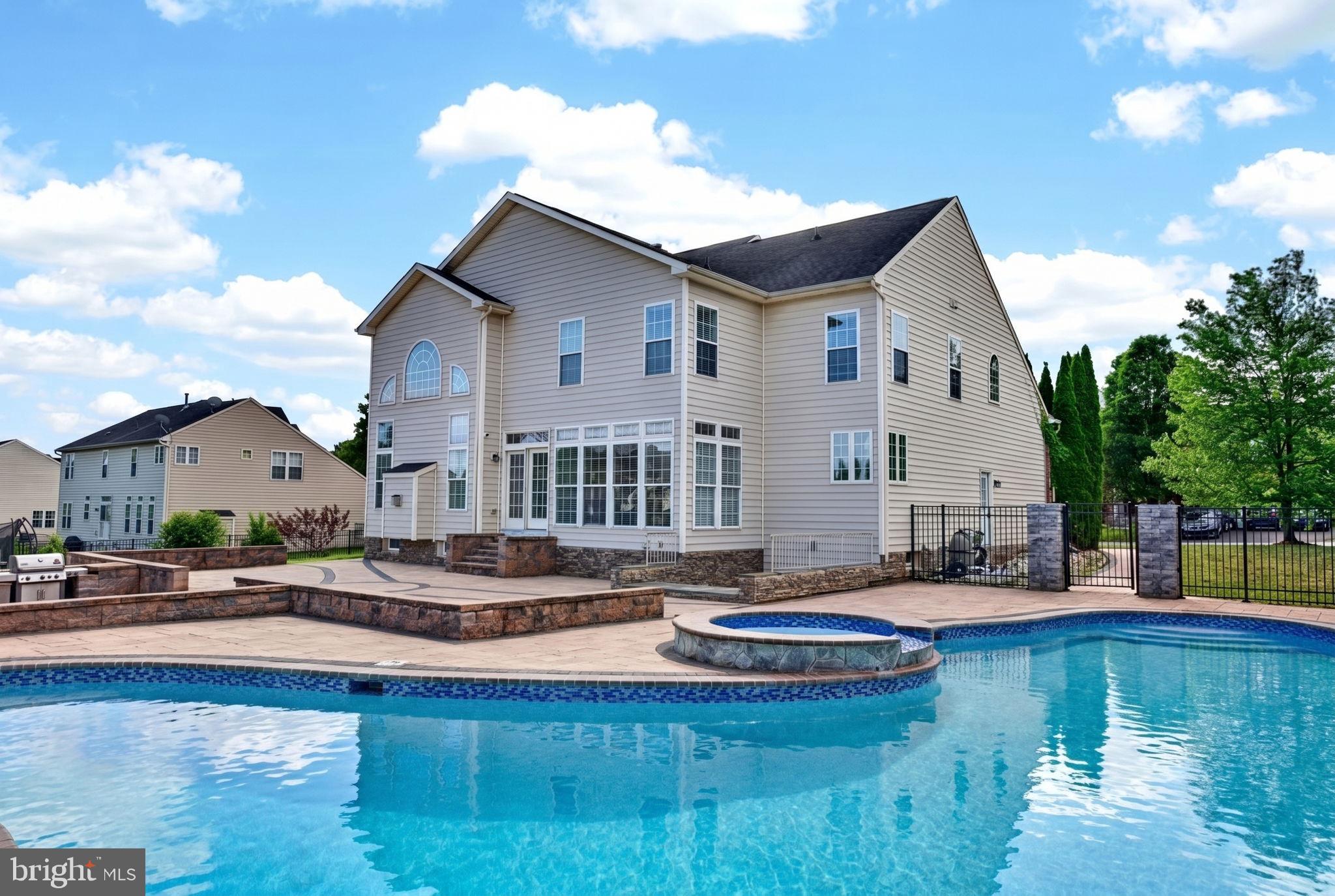 PARADISE MANOR - Residential