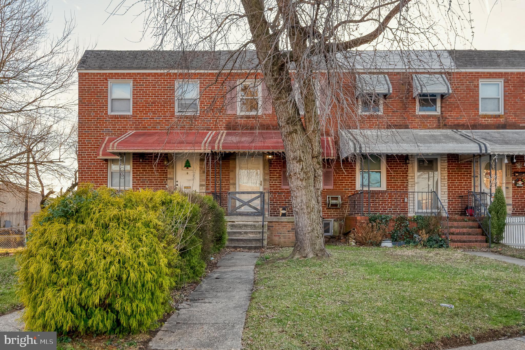 Back on the market due to buyer’s financing fell thru. Freshly Painted, New Carpet, New Laminate Flooring.  Great opportunity to make yours.