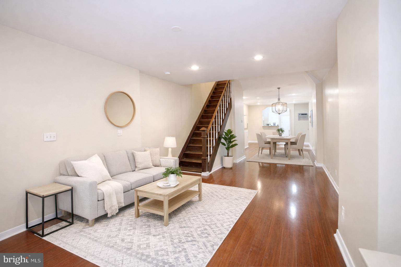 EAST KENSINGTON - Residential
