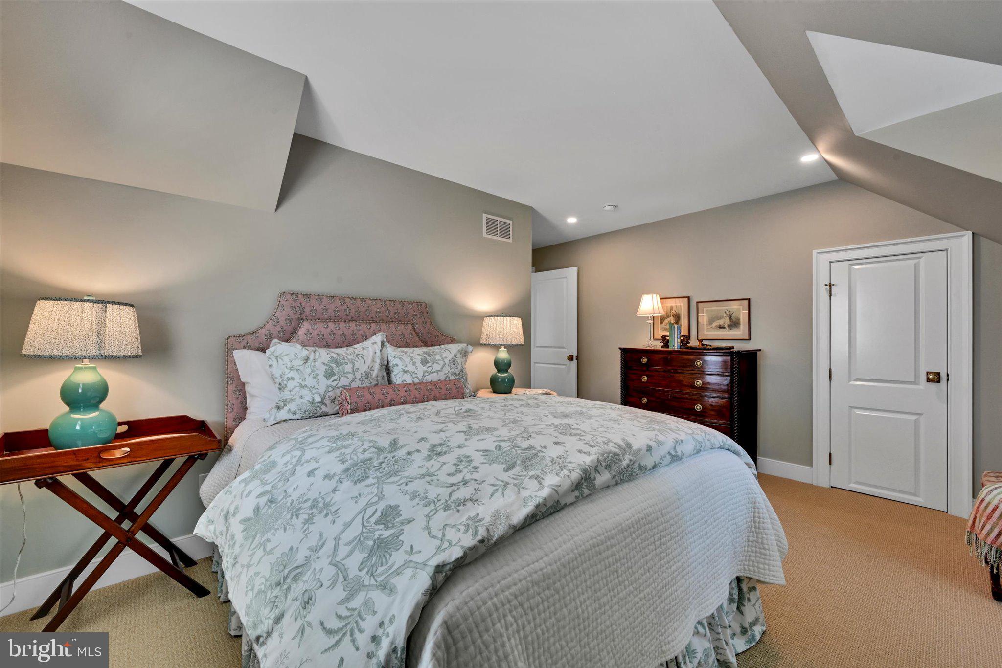 WHITE ACRES - Residential