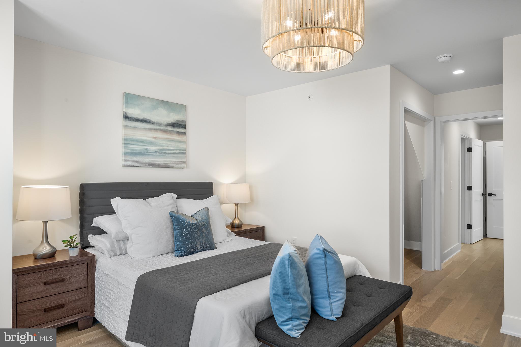 QUEEN VILLAGE - Residential