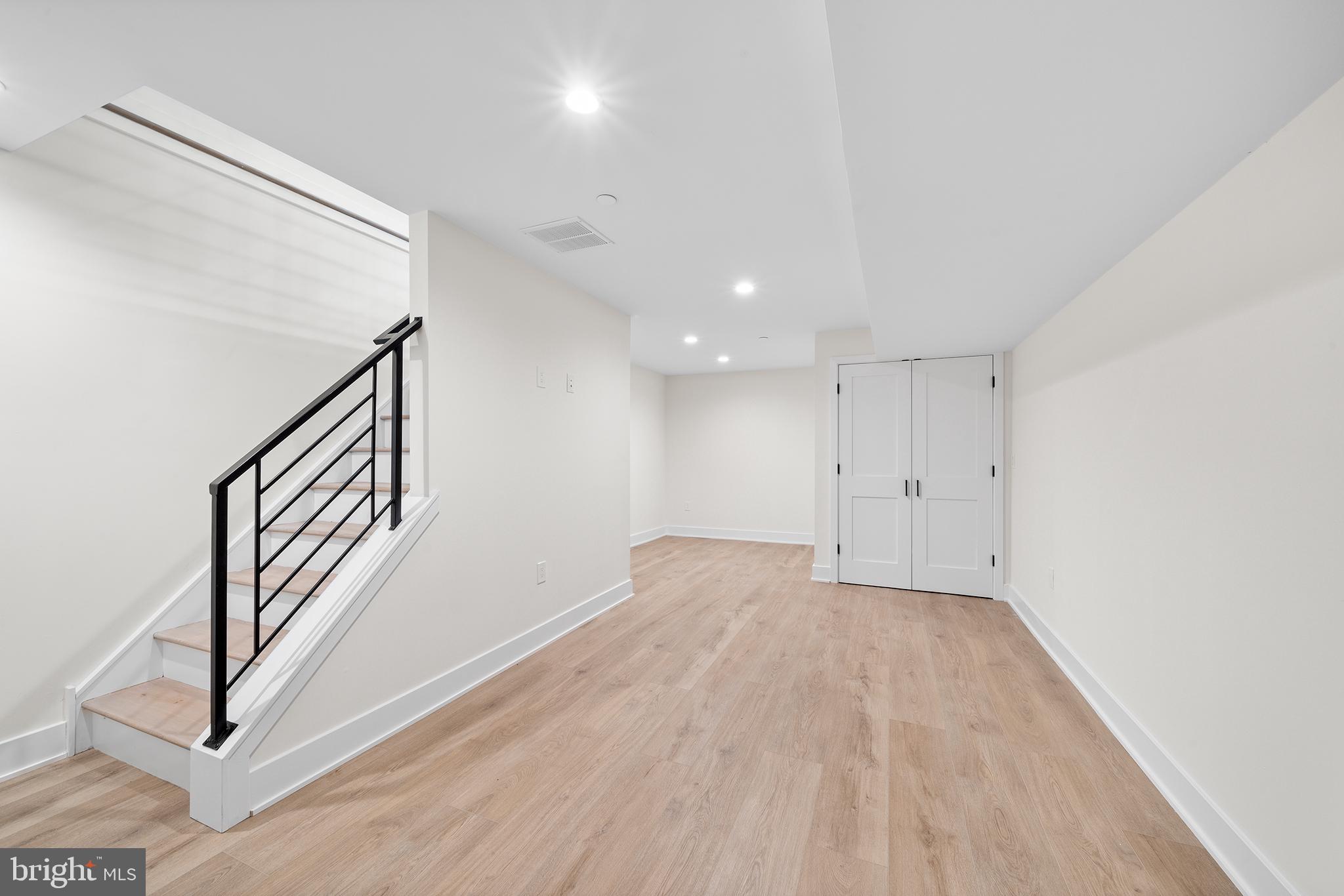 QUEEN VILLAGE - Residential