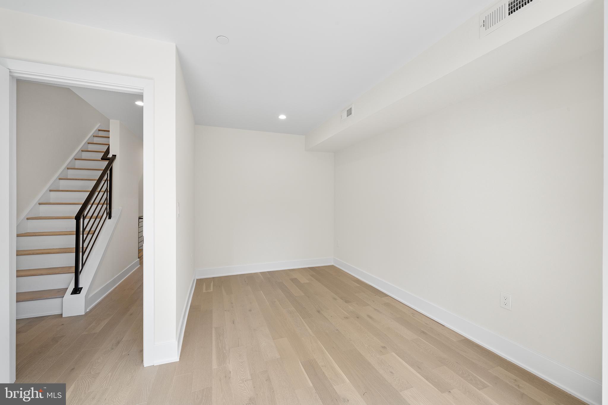 QUEEN VILLAGE - Residential