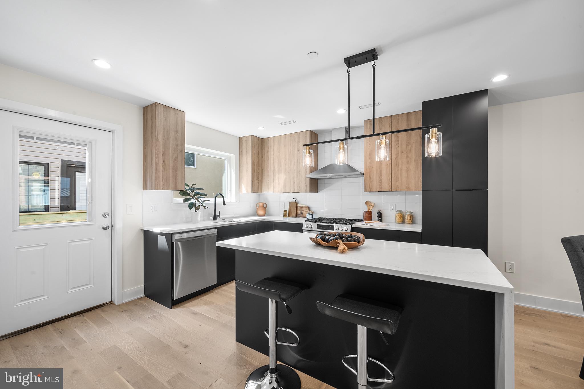QUEEN VILLAGE - Residential