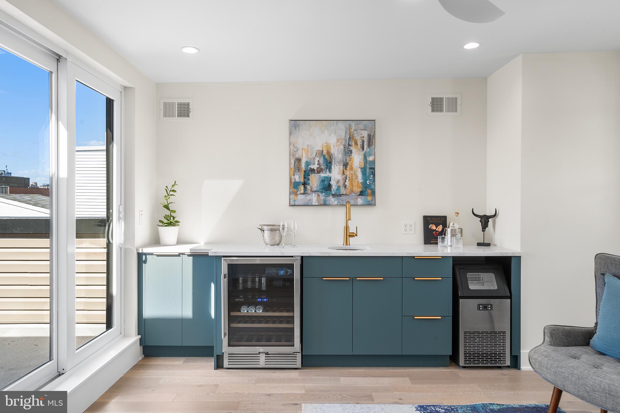 QUEEN VILLAGE - Residential
