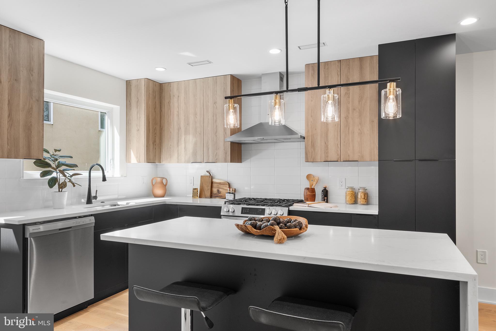 QUEEN VILLAGE - Residential