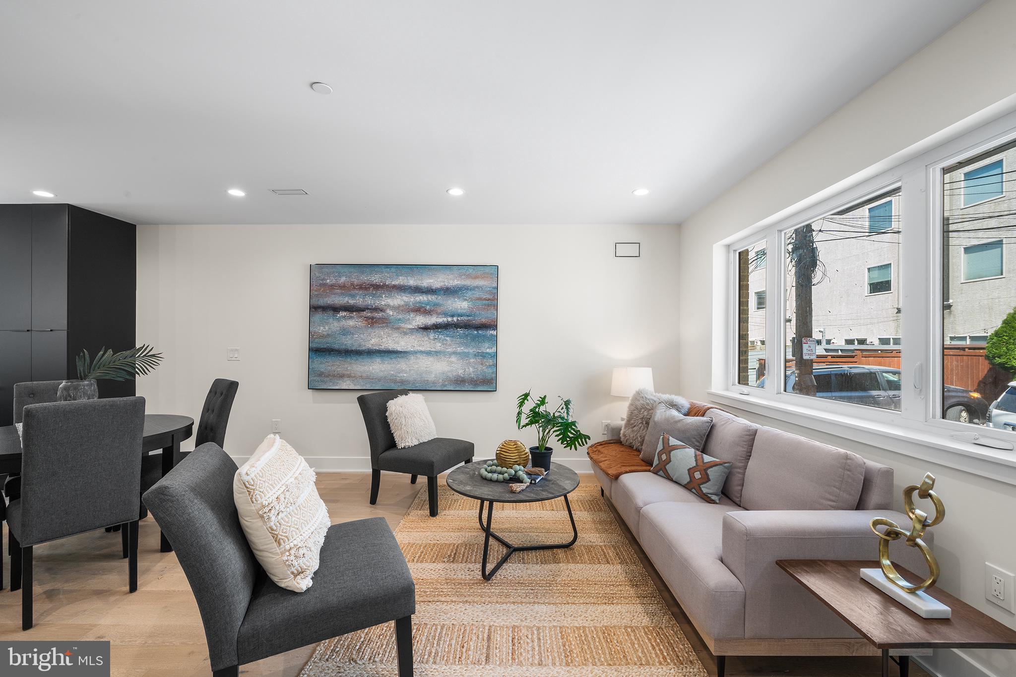 QUEEN VILLAGE - Residential
