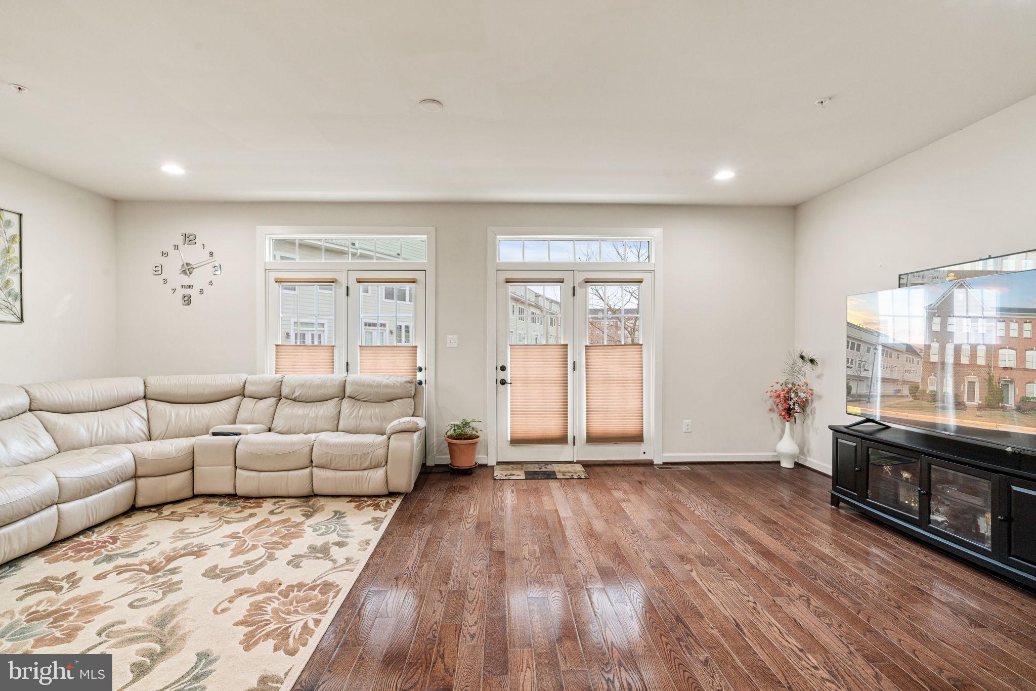 DISCOVERY SQUARE - Residential Lease