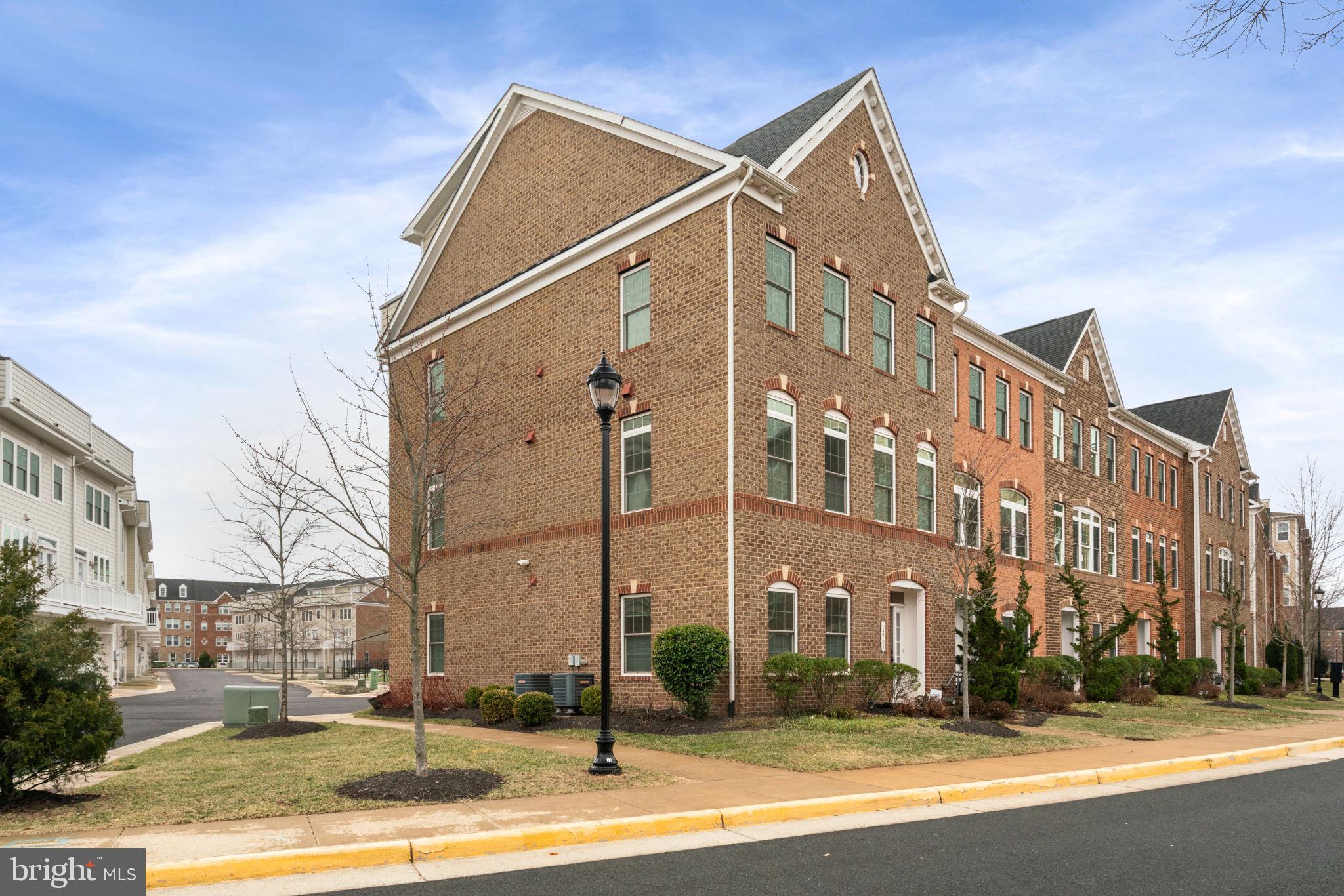 DISCOVERY SQUARE - Residential Lease