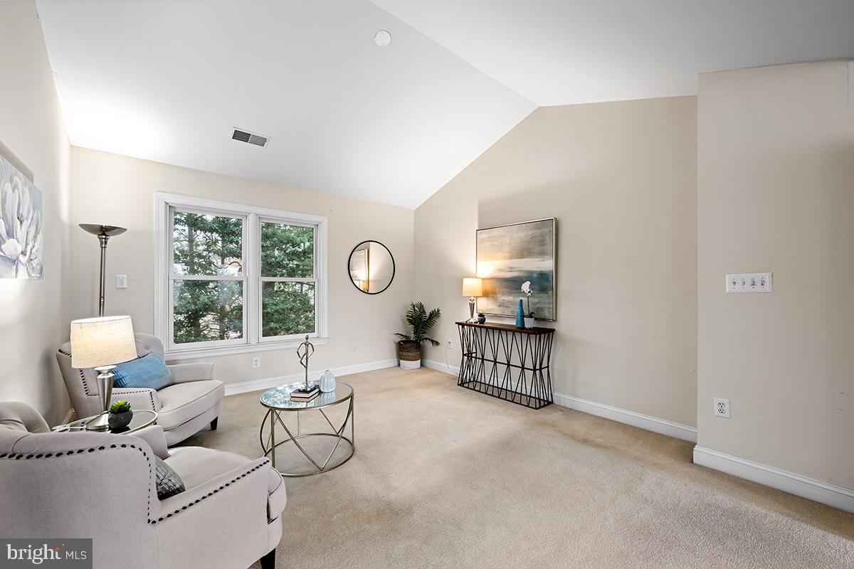 MC LEAN COURT - Residential
