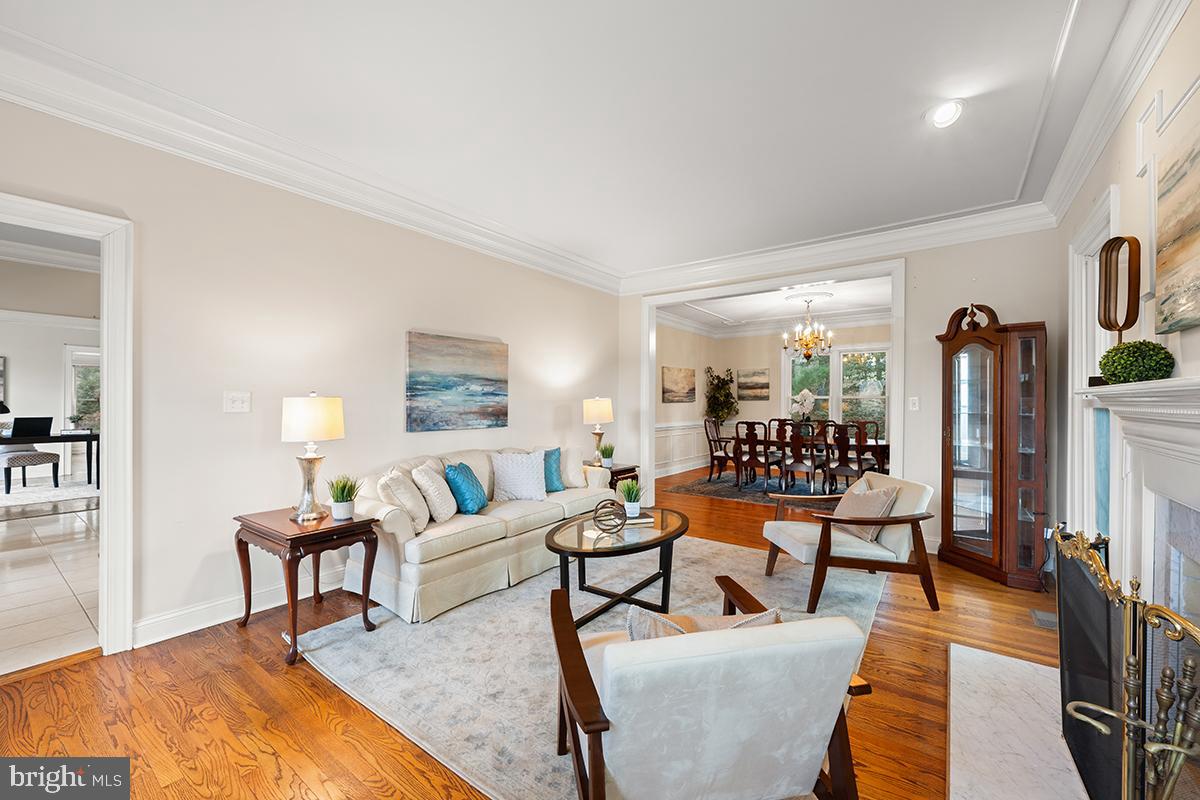 MC LEAN COURT - Residential