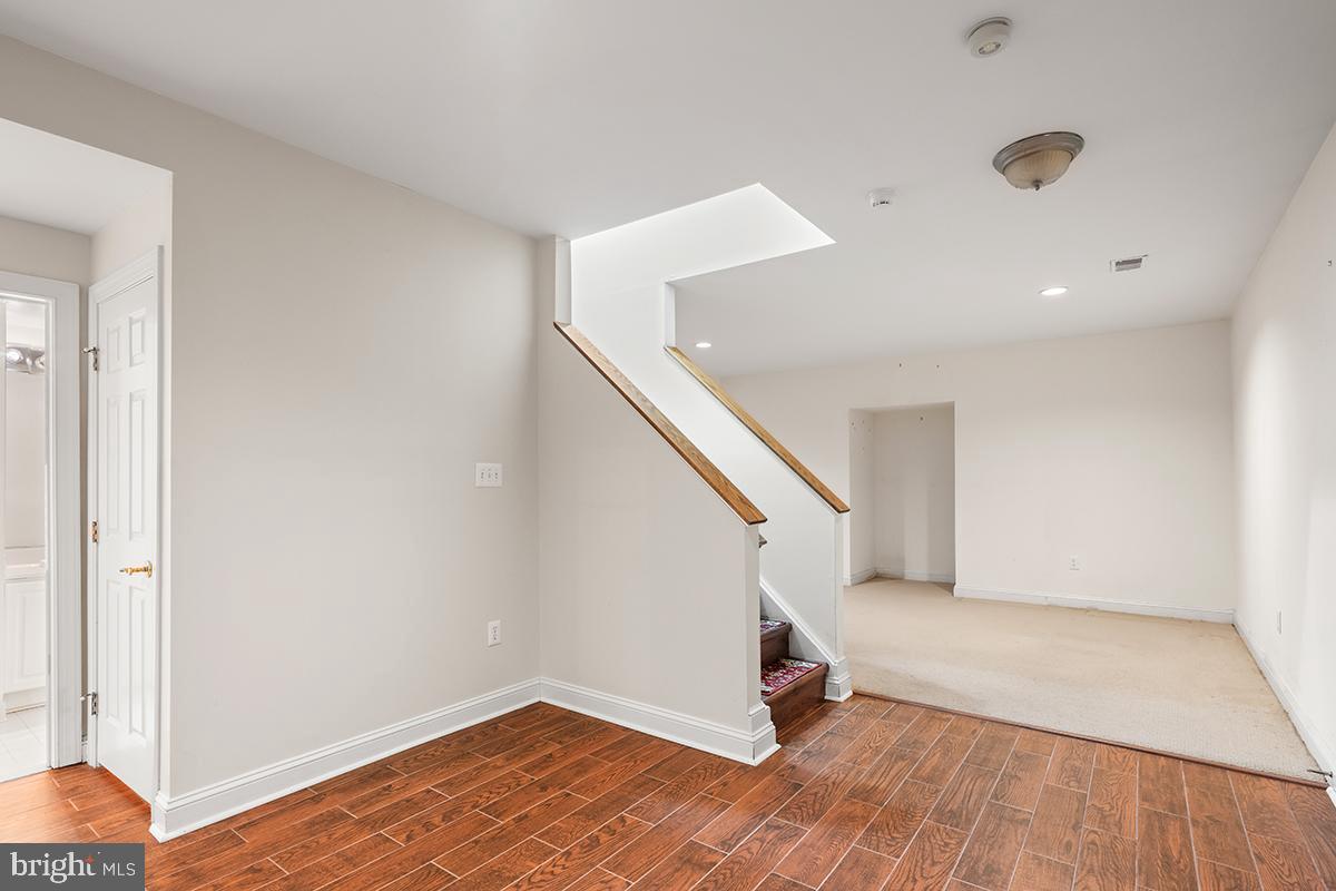 MC LEAN COURT - Residential