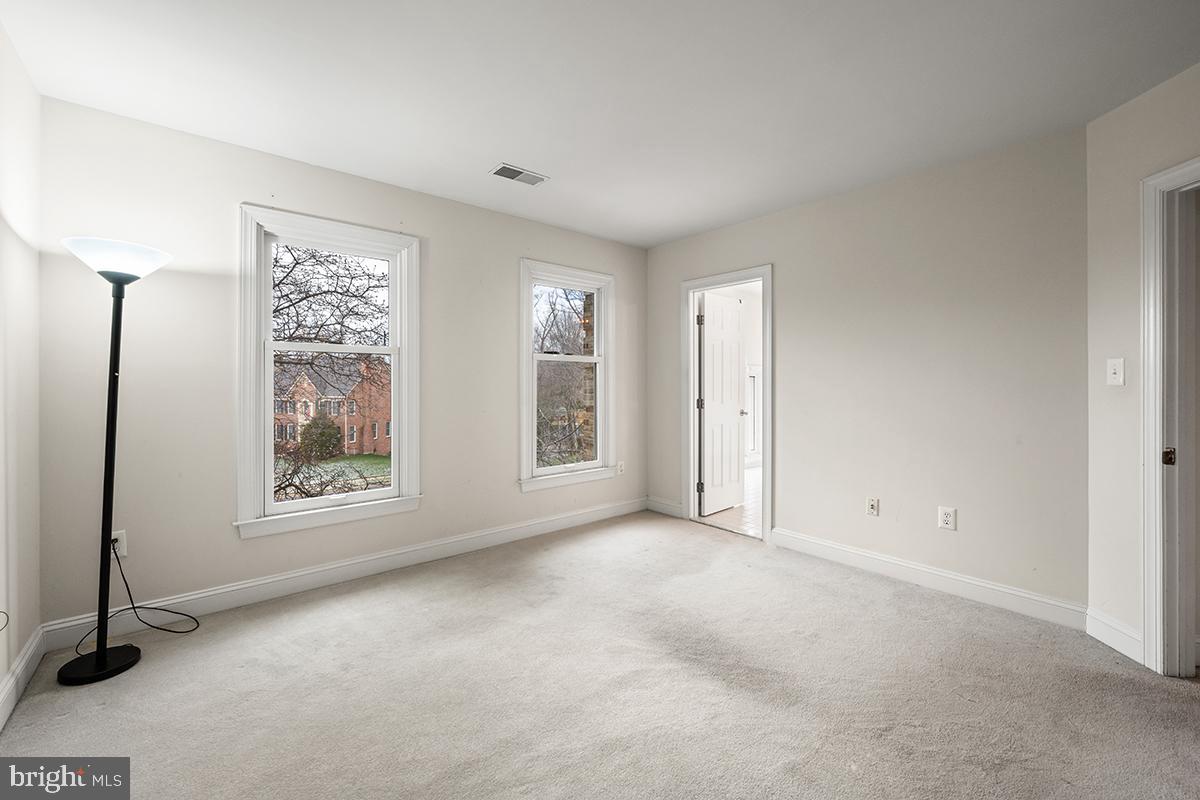 MC LEAN COURT - Residential