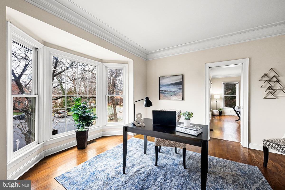 MC LEAN COURT - Residential