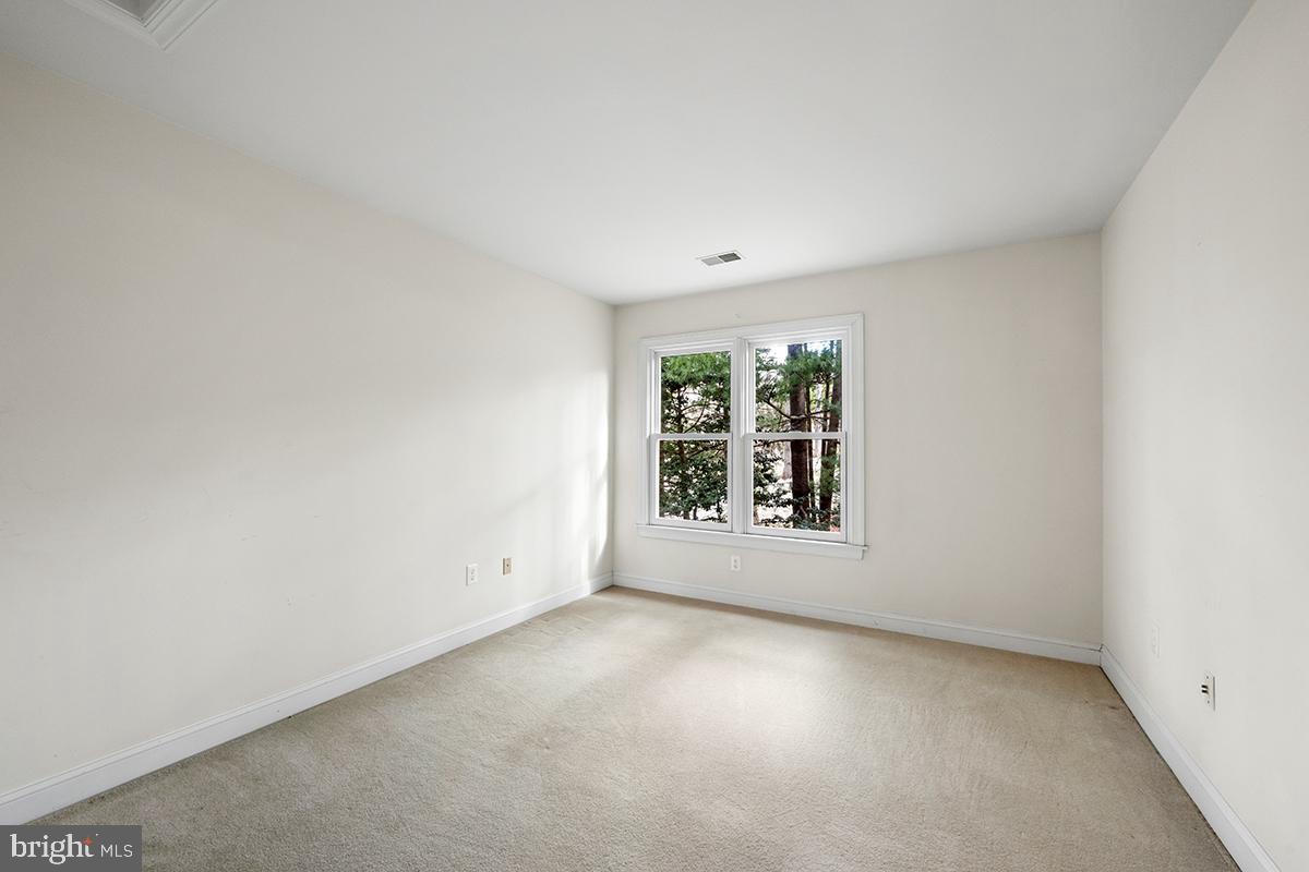 MC LEAN COURT - Residential