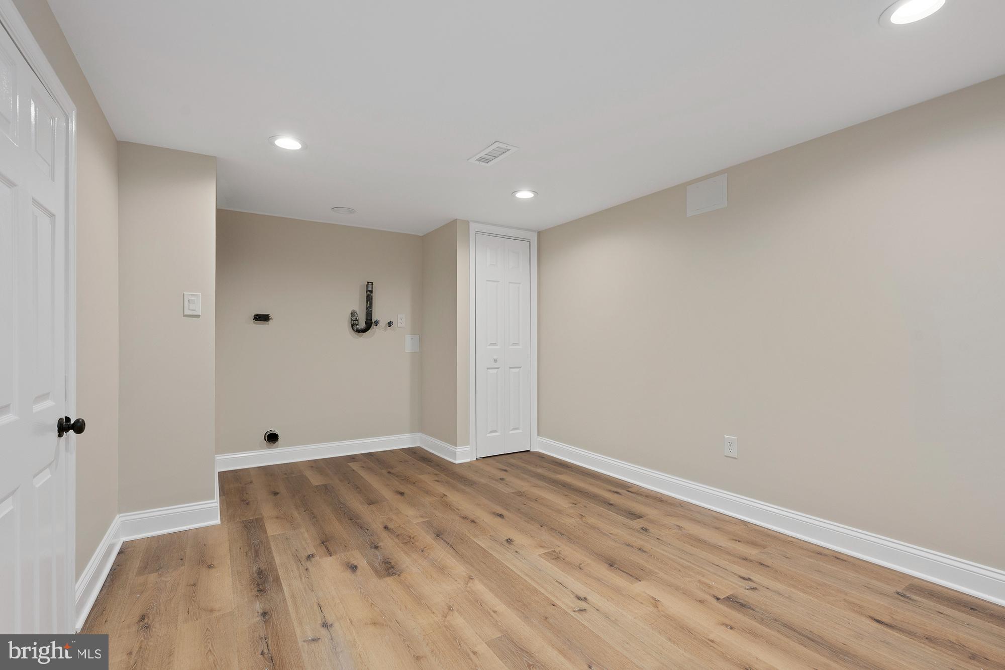 COLONIAL DRIVE - Residential