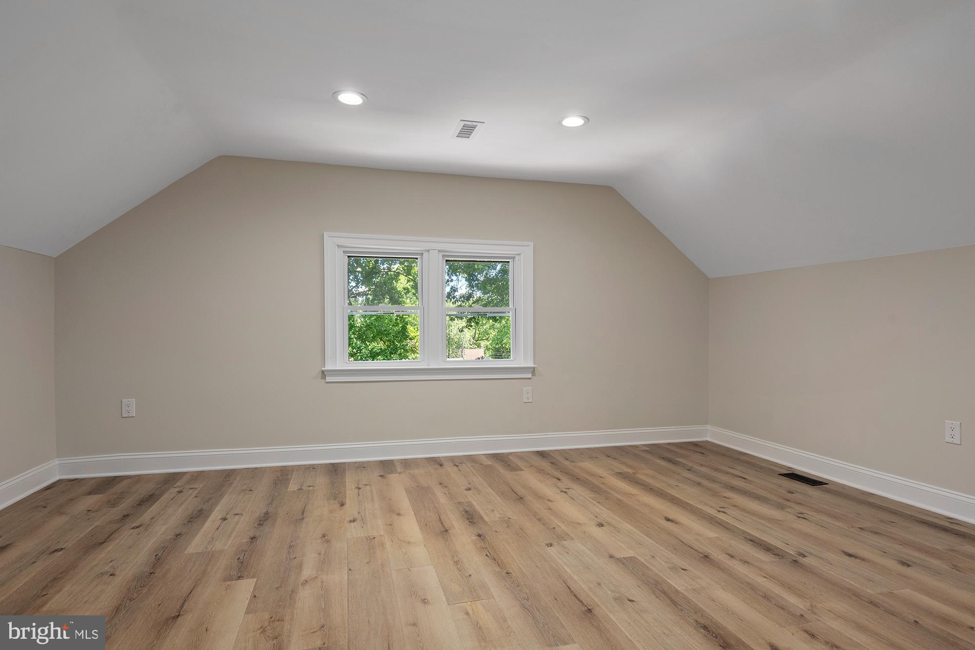 COLONIAL DRIVE - Residential