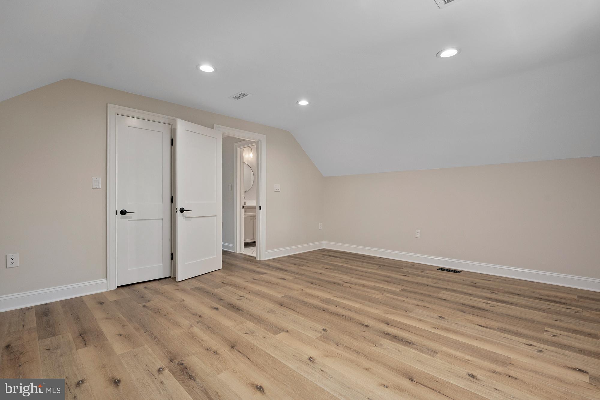 COLONIAL DRIVE - Residential