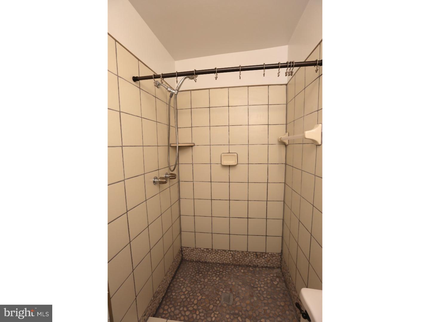QUEEN VILLAGE - Residential Lease