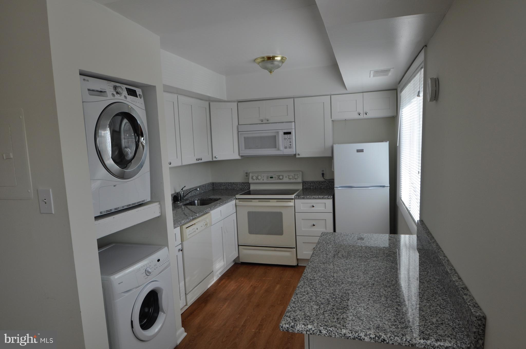 1 bedroom, 1 bath condo recently renovated, has new laminated floor thoughout,  W/D, new Kitchen Cabinets with Granite Counters.new paint and new windows. The unit  is close to everything and is a commuter's dream. Close to Metro bus stop, Pentagon, Old Town, DC. Reserve Parking. The community offer outdoor pool, picnic area, grills. Perfect location and easy access to Hwys. and the district.