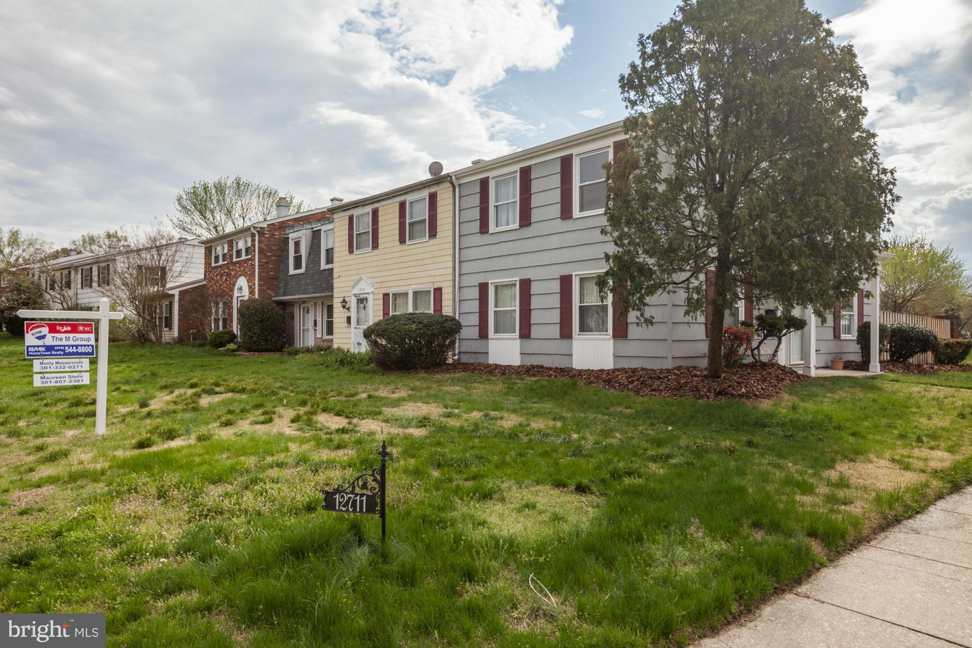 Highly desirable end-unit in close proximity to all major conveniences.   Rear fence offers privacy to enjoy morning coffee on the patio and grilled burgers in the evening.   Great floor plan, price and location.