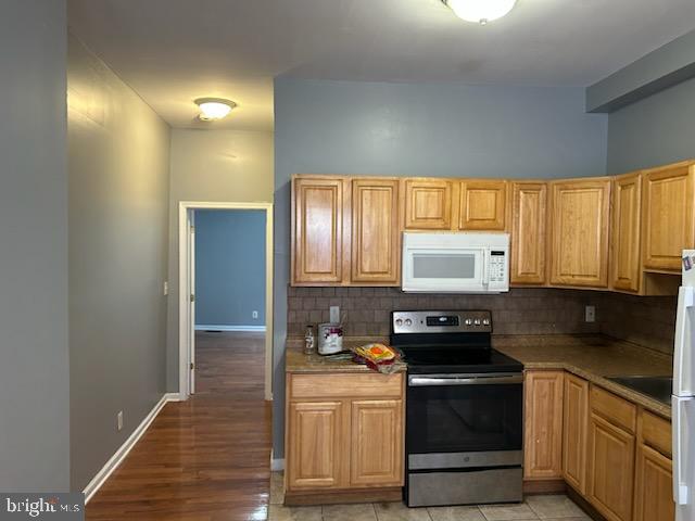 Hurry Investors!!! This updated 1-1 duplex  is fully occupied and in a block with recent and on going new construction. The 2nd floor unit is occupied by a long term tenant and the 1st floor unit is occupied by a recent renter.

The entire property was updated in approx 2018 and is well maintained.  This is a great opportunity to invest in a property that will generate income upon settlement. 

The property will be delivered occupied.