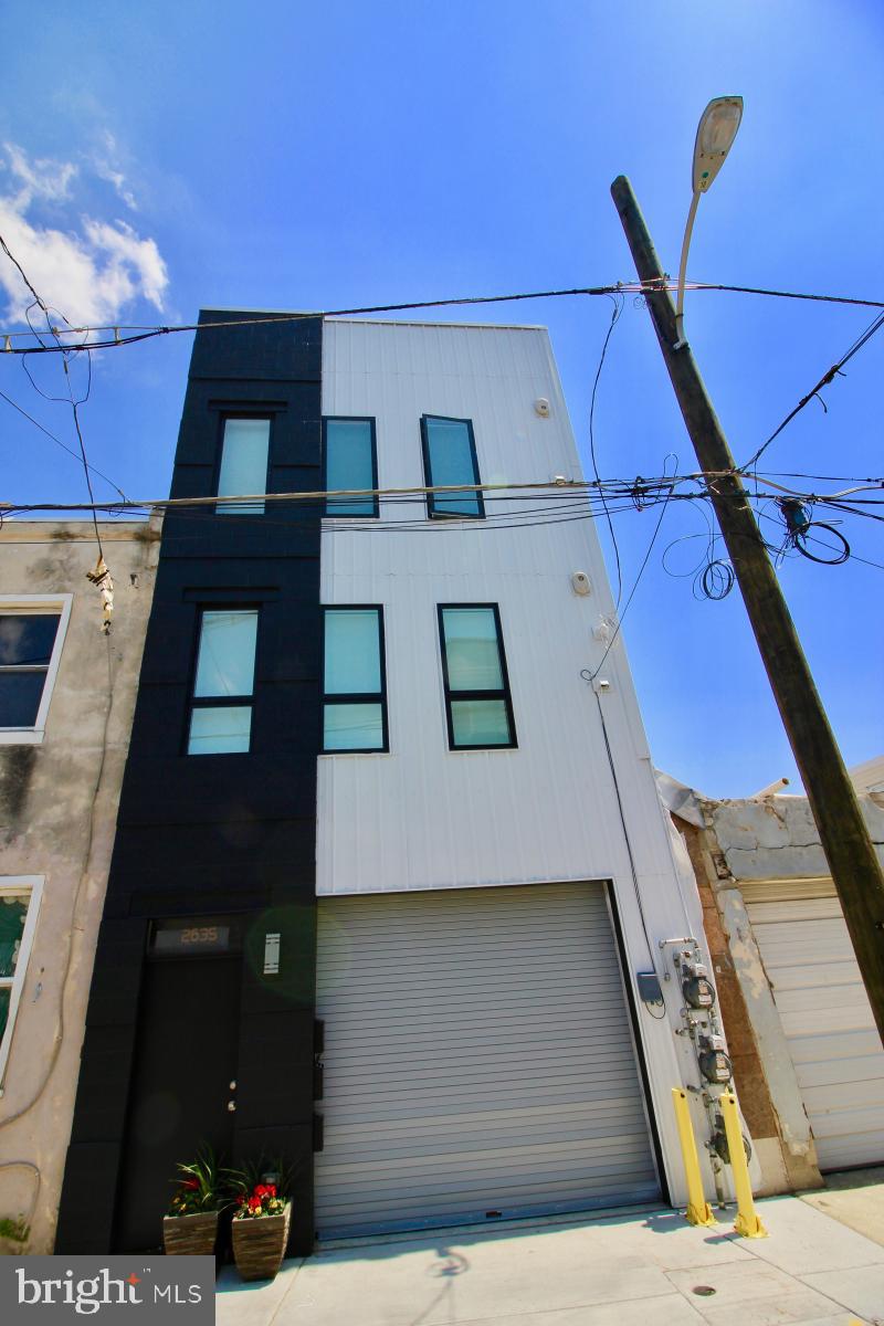 Only accepting applications for April 1st-15th  One year old, one bedroom plus office unit with all the amenities.  This 2nd floor unit has tons of natural light, hardwood floors t/o, central ac + heat, recessed lighting, chef's kitchen with quartz counters, 42 inch cabinets + stainless appliances.  Laundry room w/ Bosch washer + dryer.  2 good sized bedrooms located on rear of unit.  Located in the Fishtown / Olde Richmond area, close to Septa, Center City, I-95, + numerous bars, restaurants, cafes + other attractions.  THIS IS FOR THE 2ND FLOOR ONLY, NOT THE ENTIRE BUILDING   THE GARAGE IS NOT INCLUDED