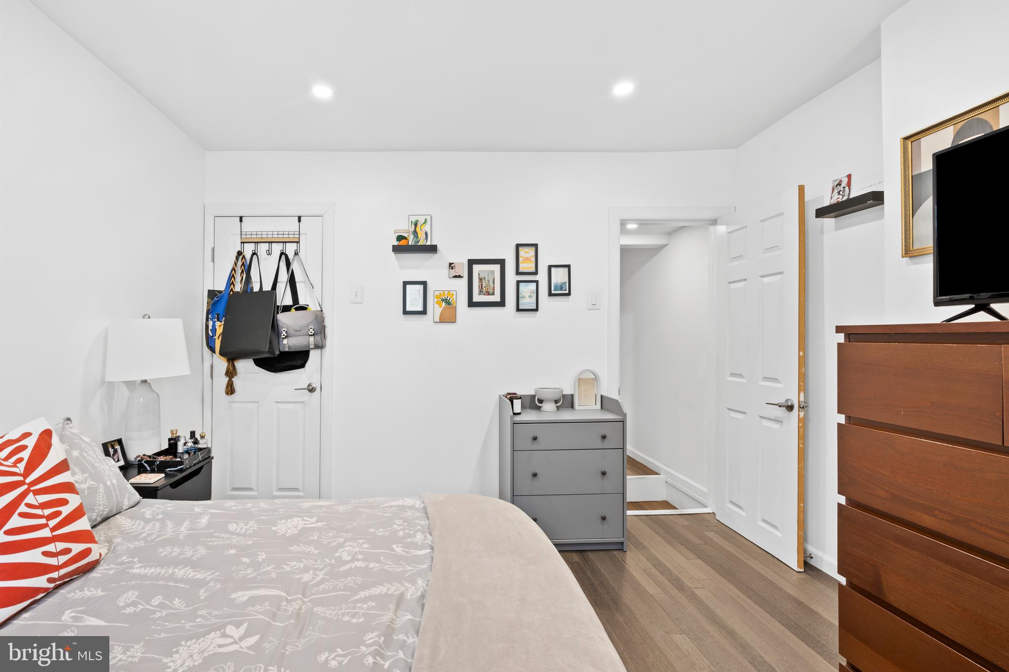 EAST KENSINGTON - Residential