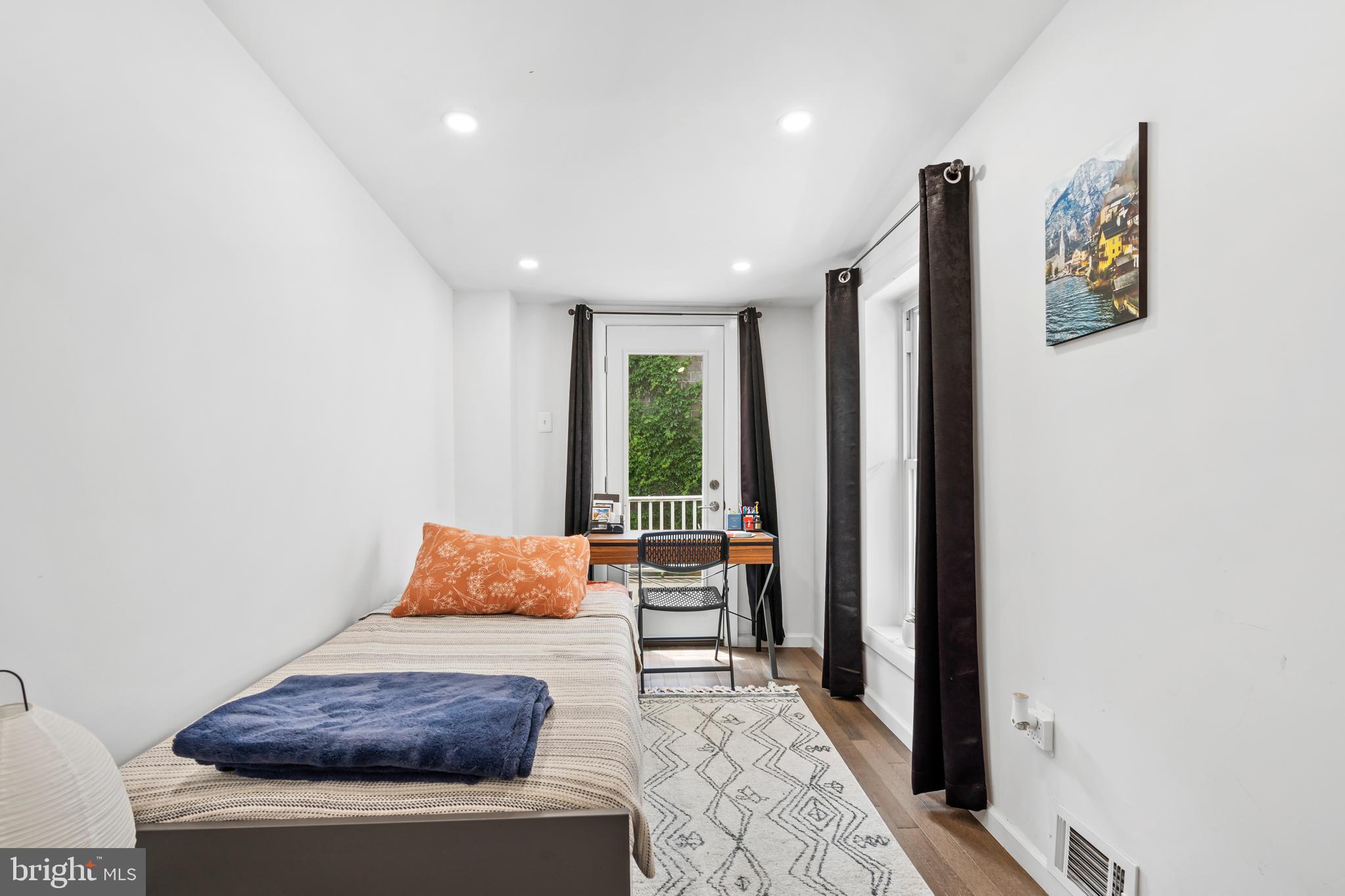 EAST KENSINGTON - Residential