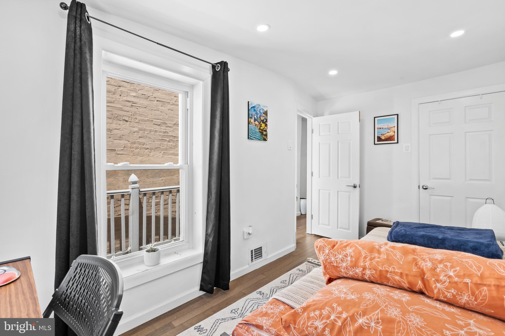 EAST KENSINGTON - Residential