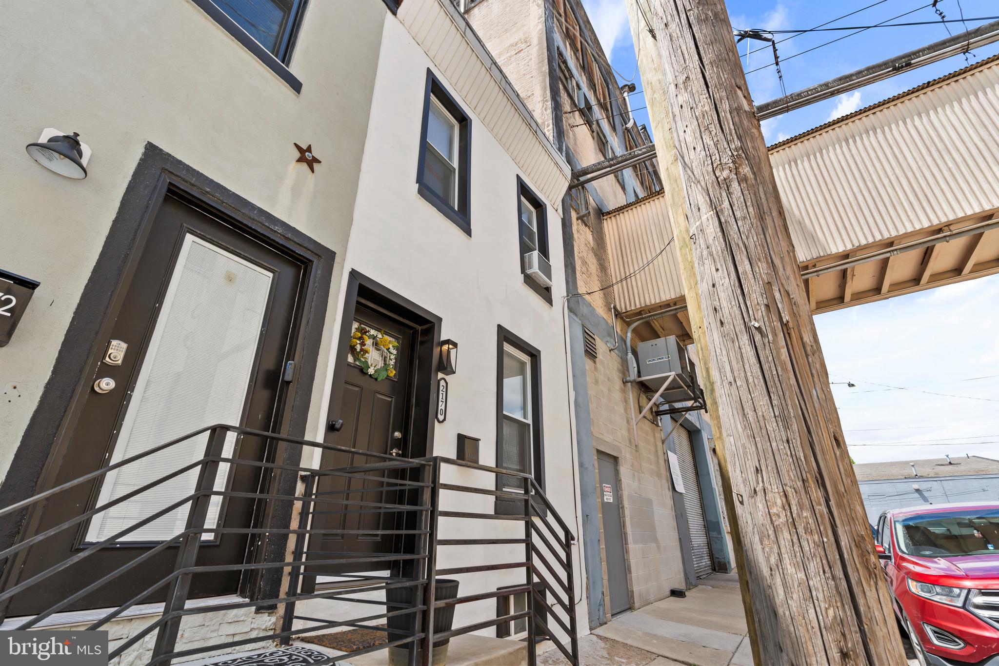 EAST KENSINGTON - Residential