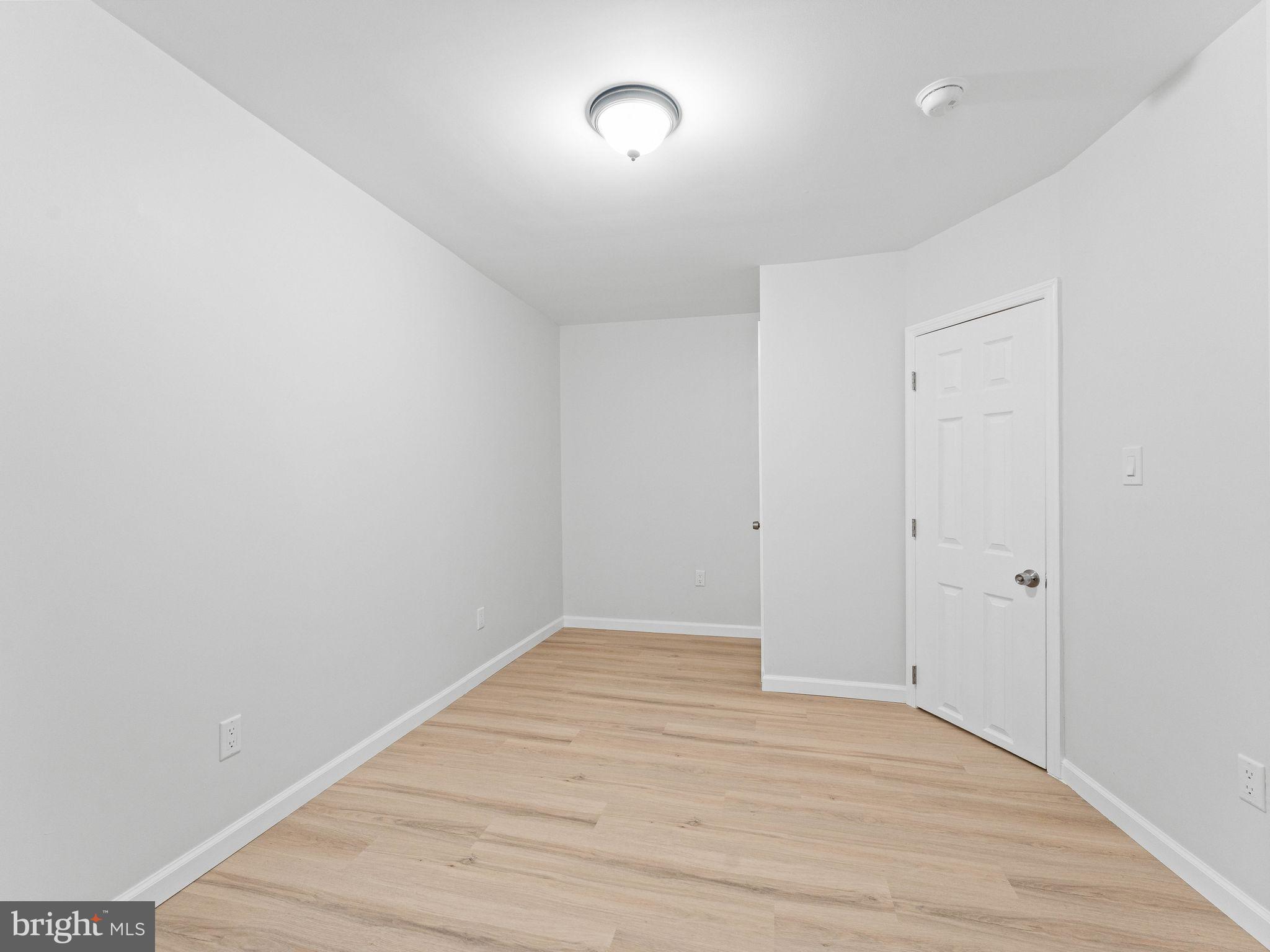 QUEEN VILLAGE - Residential