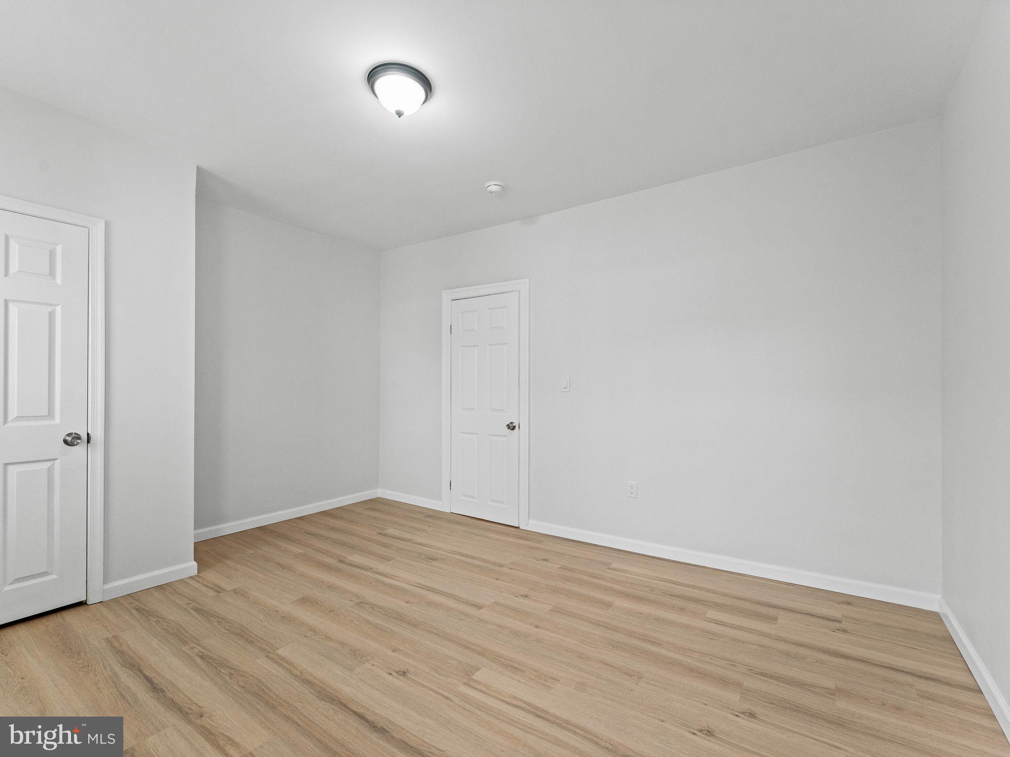 QUEEN VILLAGE - Residential