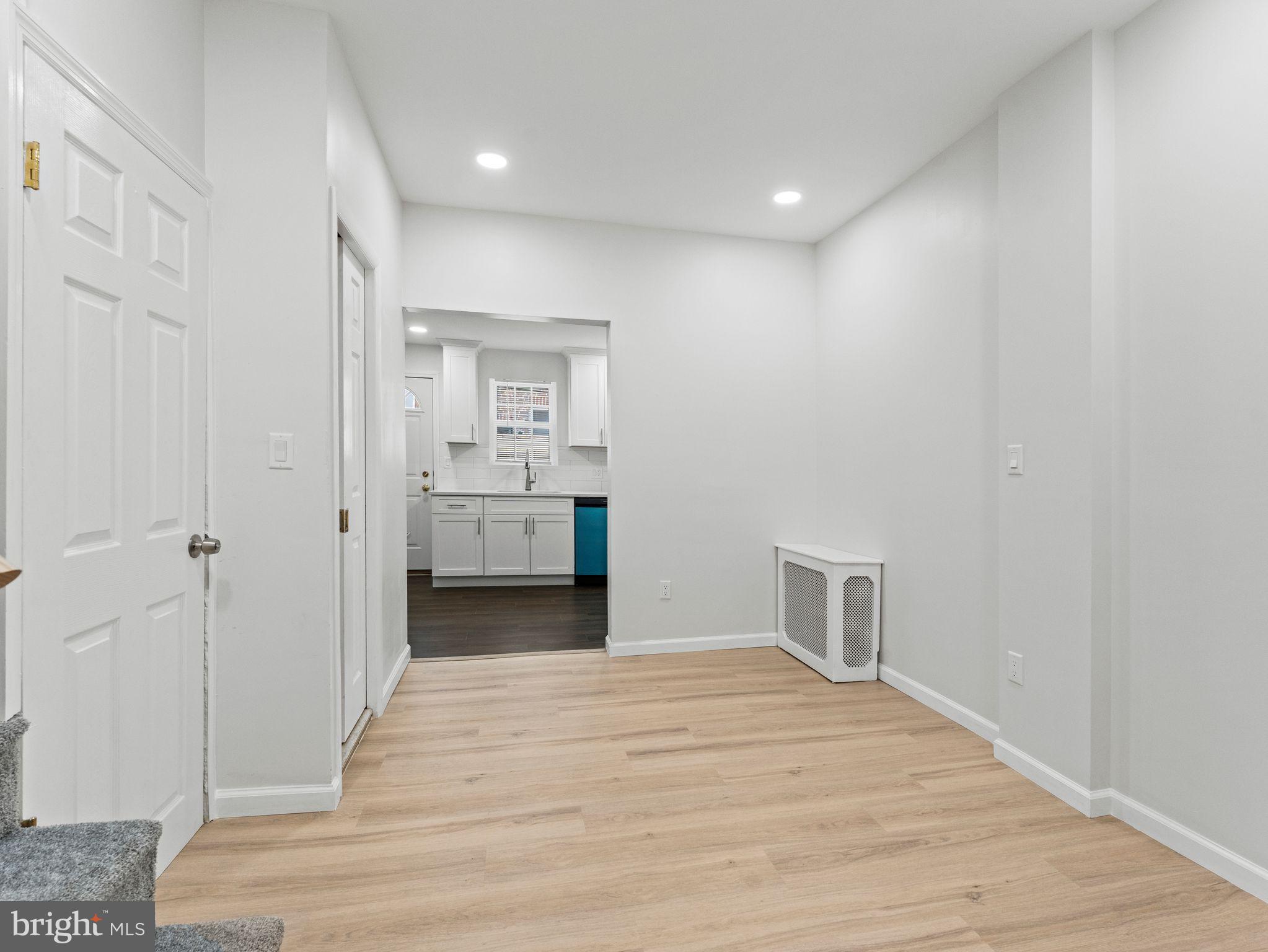 QUEEN VILLAGE - Residential
