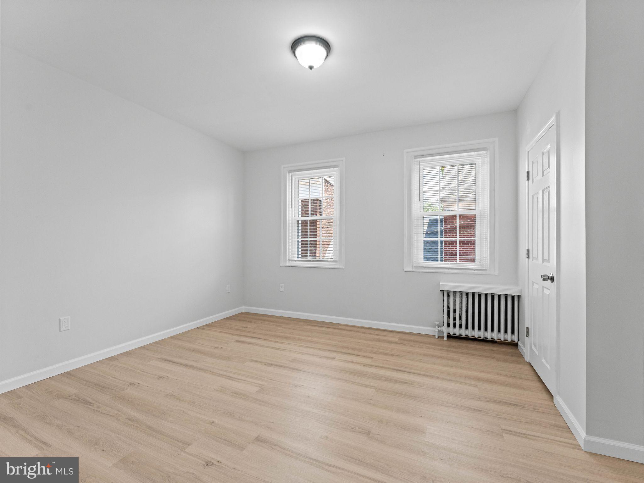 QUEEN VILLAGE - Residential