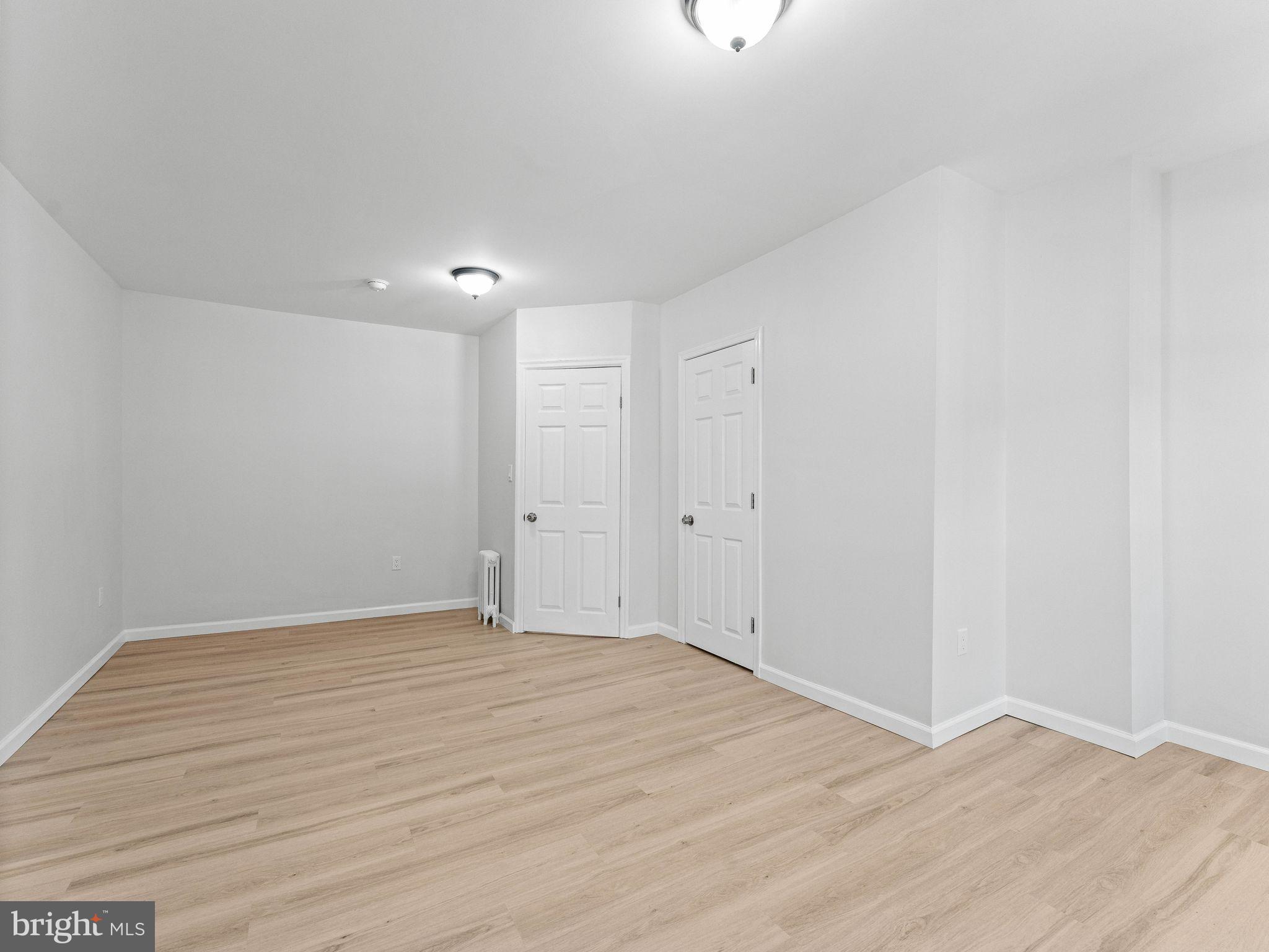 QUEEN VILLAGE - Residential