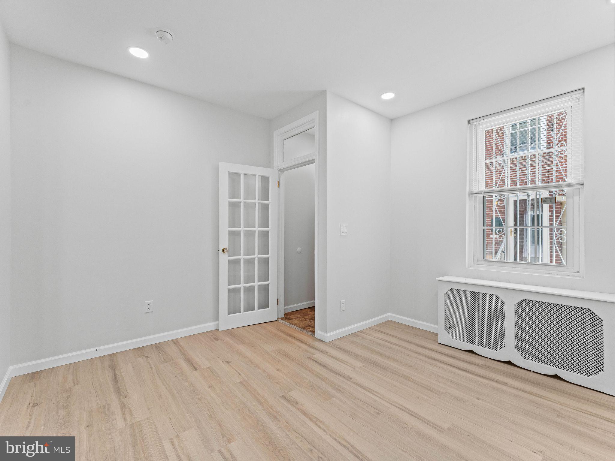 QUEEN VILLAGE - Residential
