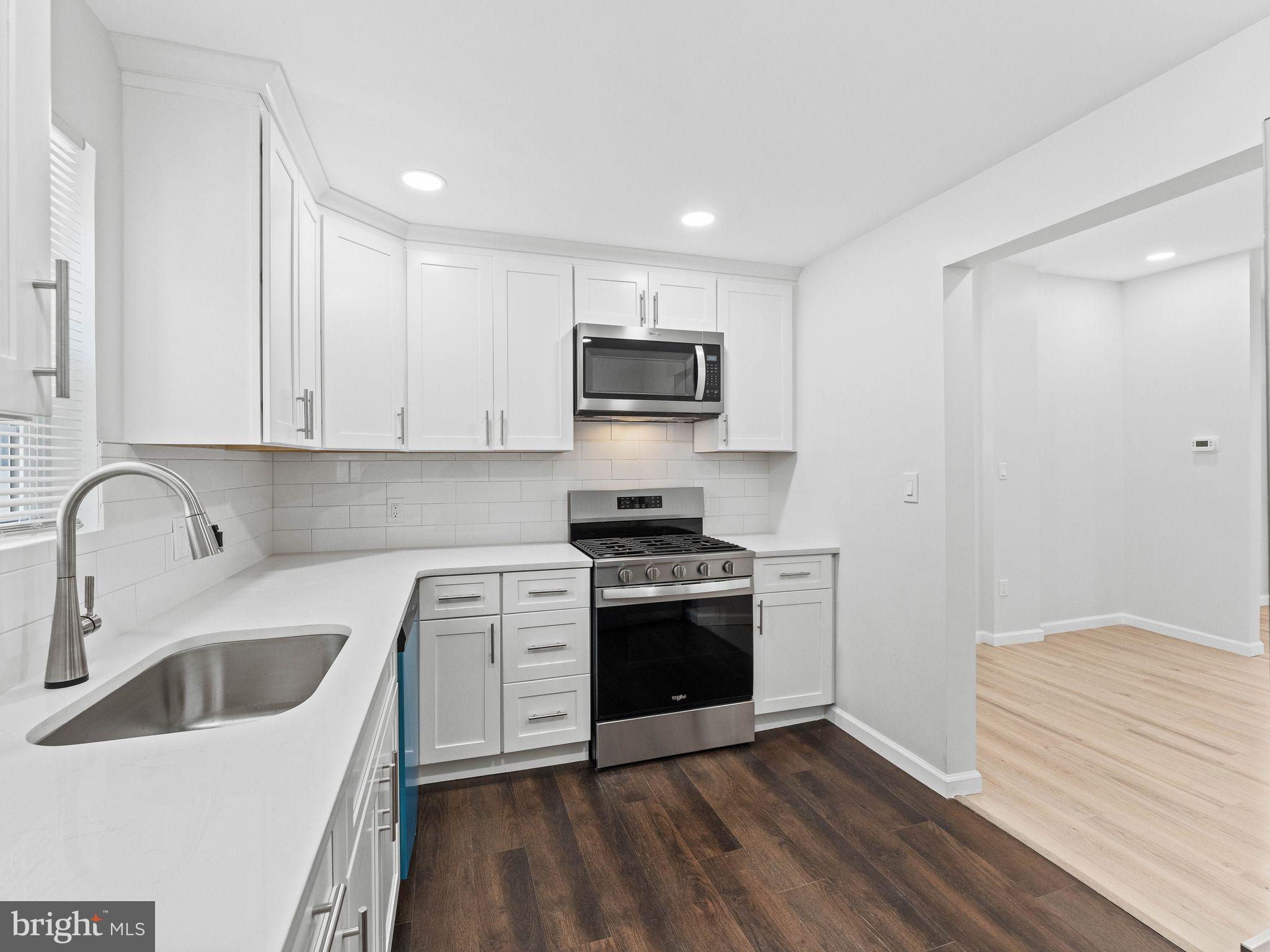 QUEEN VILLAGE - Residential