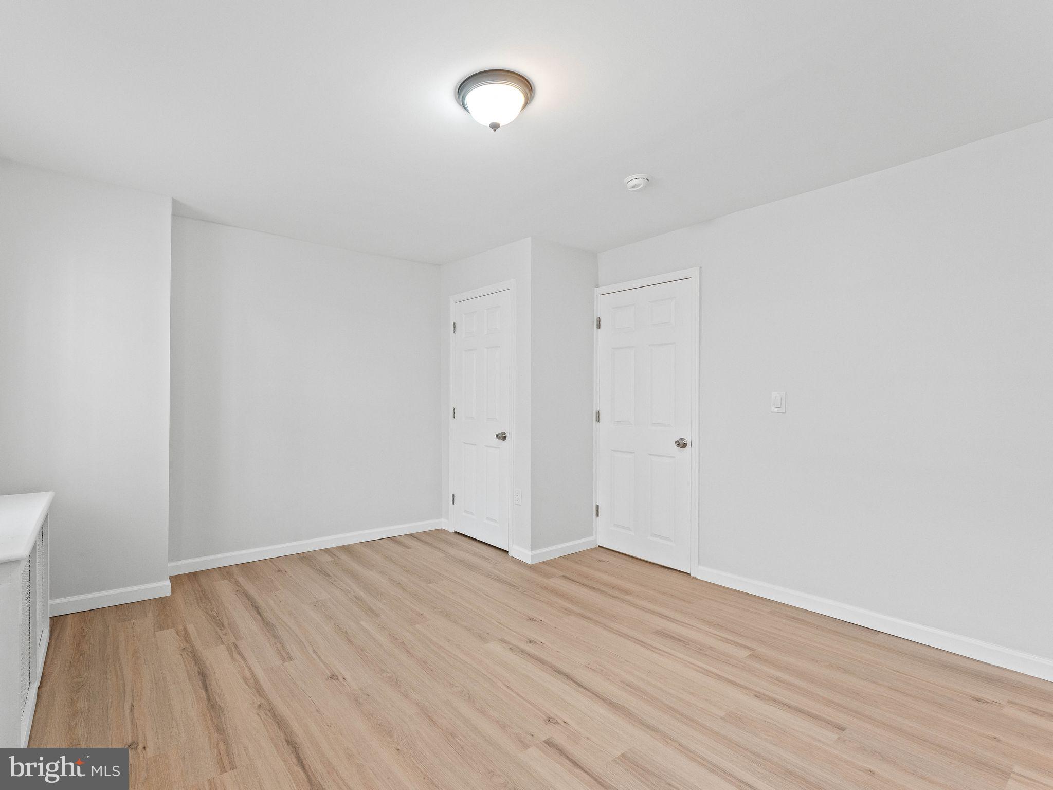 QUEEN VILLAGE - Residential