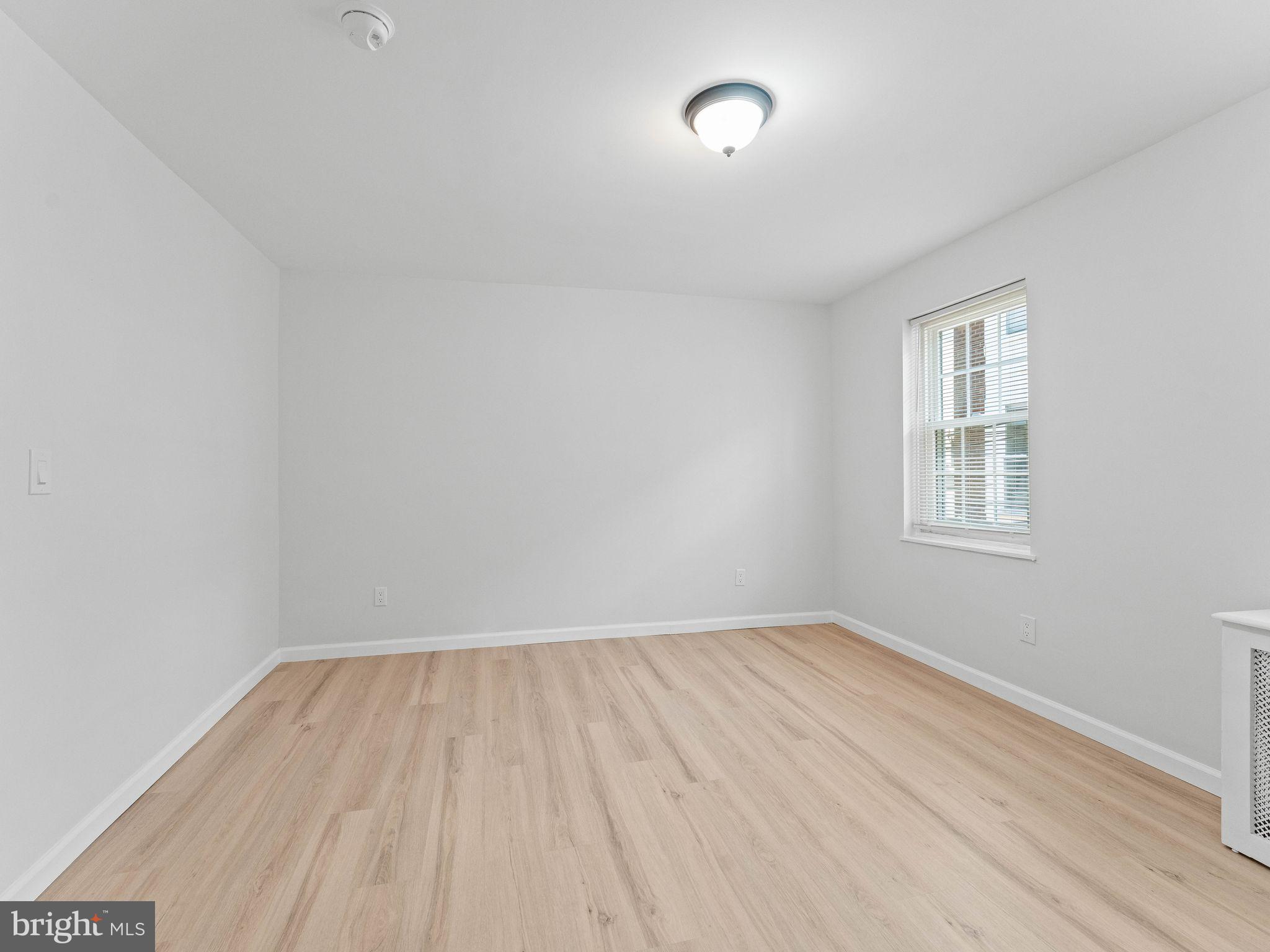 QUEEN VILLAGE - Residential