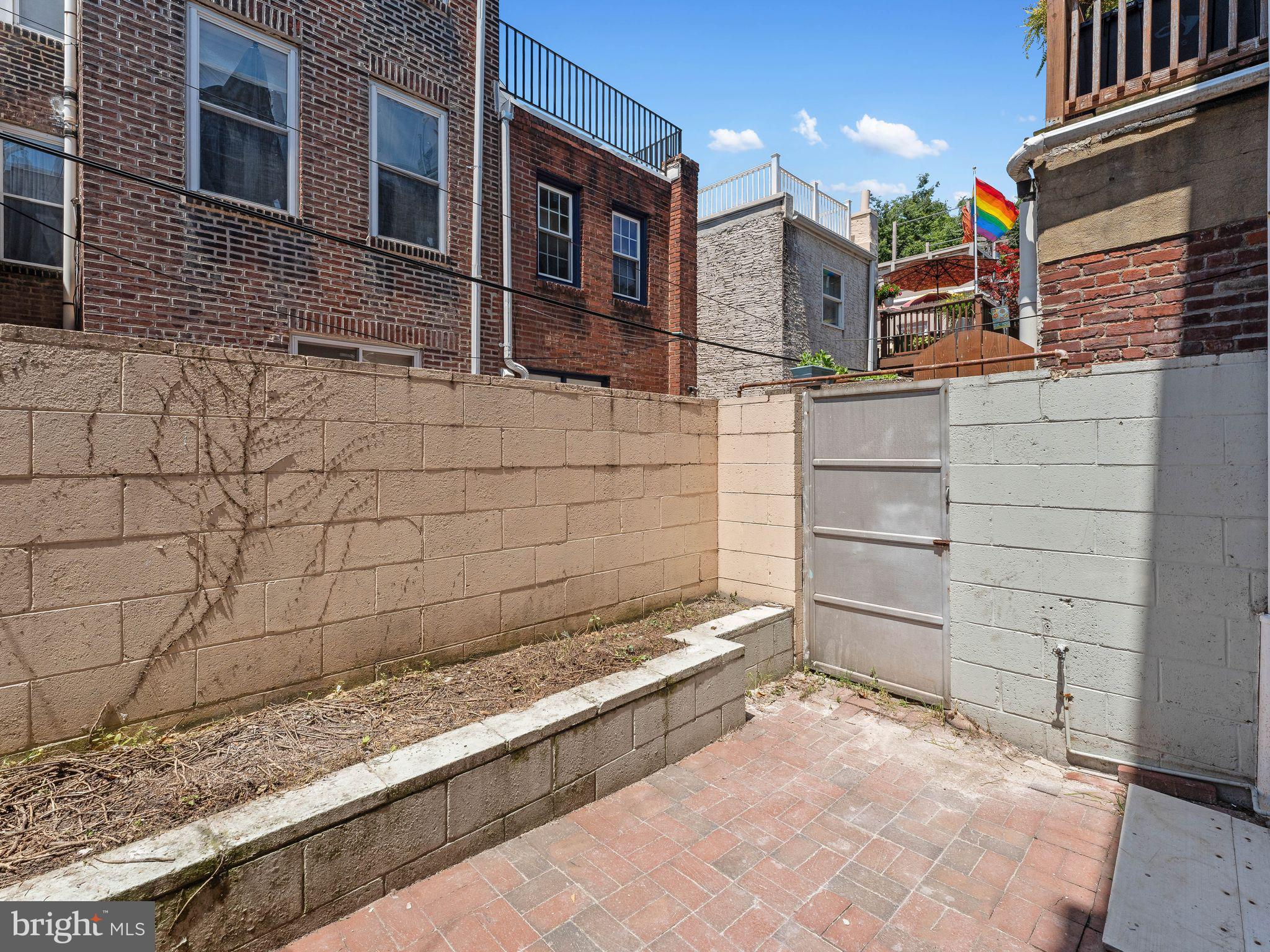 QUEEN VILLAGE - Residential