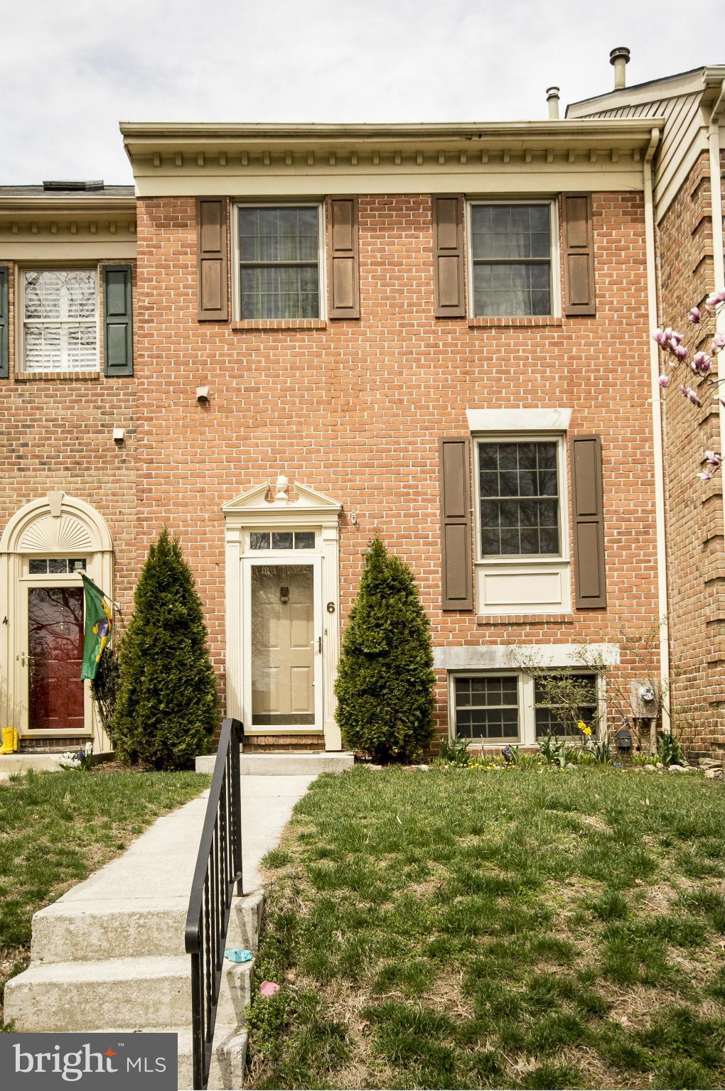 EXCELLENT  MOVE IN CONDITION LOVETON FARM TOWNHOME WITH LOFT!  OFFERS HARDWOOD FLOORS 1ST LEVEL, MASTER BATH W/A LOFT FOR OFFICE OR EXE, ROOM, FULLY FINISH BST W/ WALKOUT TO PATIO. LARGE DECK OFF LIVING ROOM FOR SUMMER ENTERTAINING. FRESLY PAITING-NEWER KITCHEN CABINETS-STAINLESS APPLIANCES- FURNITURE CONVEYS- PETS NEGOCIABLE- SCHOOL SPARKS ELEMENTARY AND HEREFORD HIGHSCHOOL--