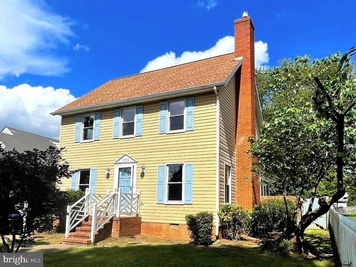 Two short blocks from the University of Mary Washington this meticulously renovated home has so much to offer! Charming doesn't even come close to a true description. New bamboo hardwood floors, new kitchen, fenced in back yard with a screened in porch and off street parking? Yes, yes, yes, and yes. Students are welcome.Pets on a case by case basis only.