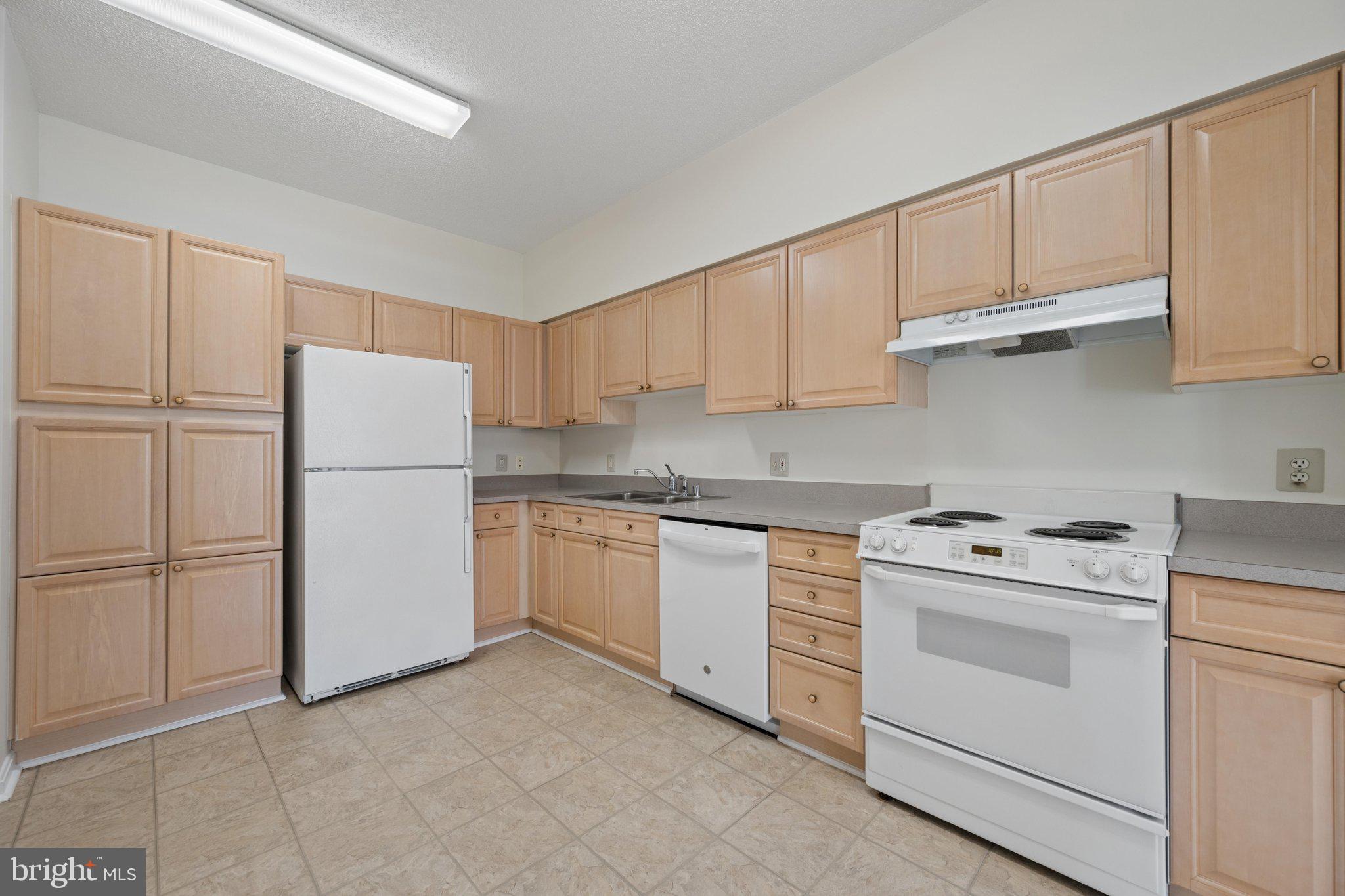 TURNBERRY COURTS AT LEIS - Residential